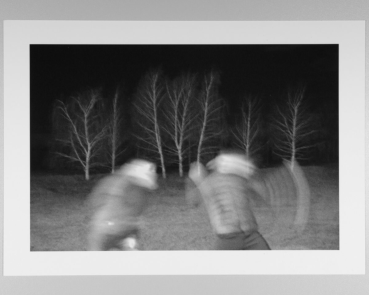 #ghost#fantasmas#apariciones#ghoststories#ghosttown#enlaoscuridad#figuras#espectral#arbolesnocturnos#fotoimpresa#printedphoto