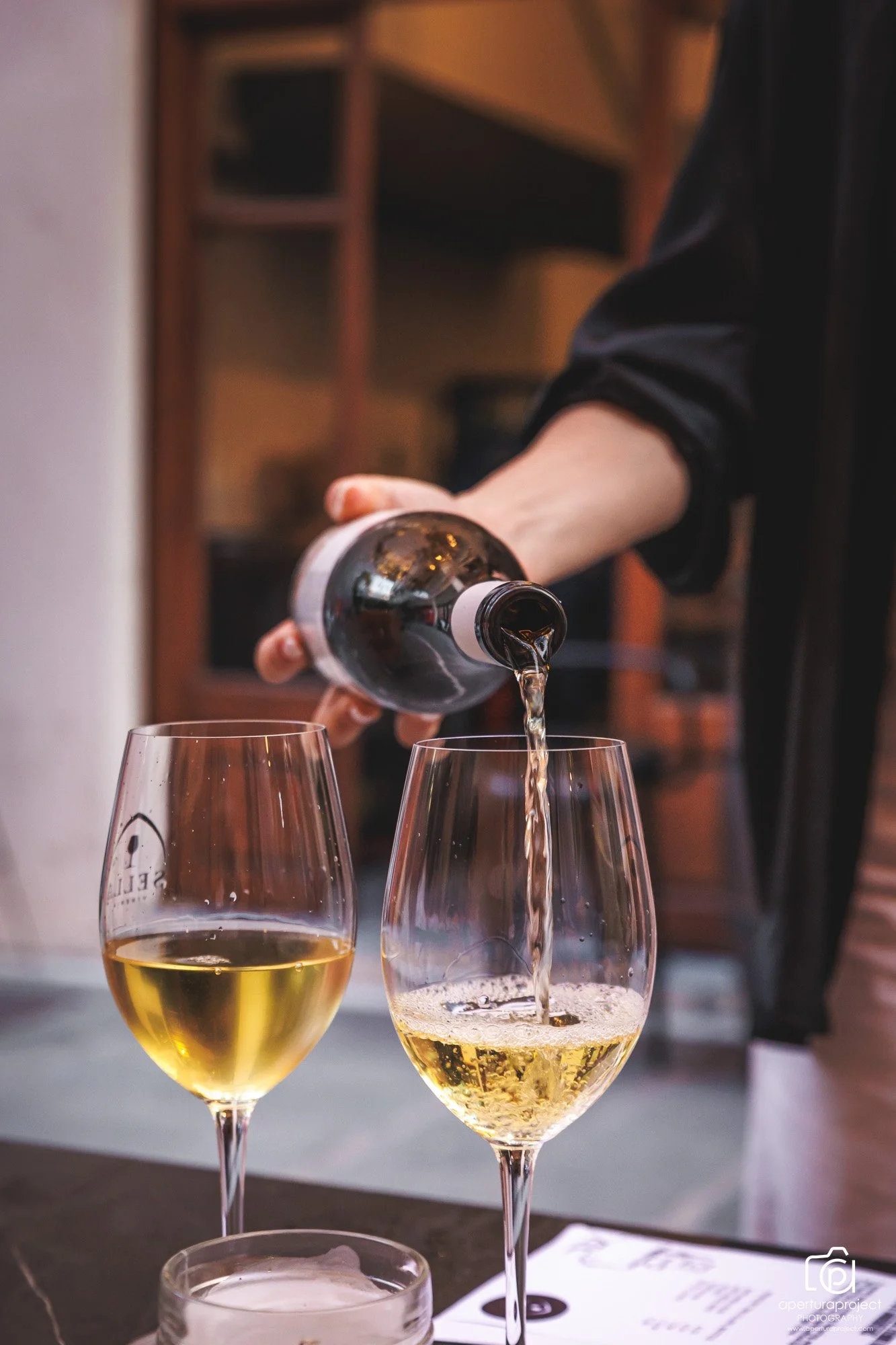 wine_bar_white_wine.jpg
