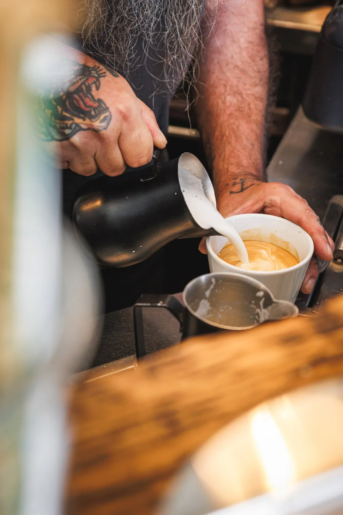 Προετοιμασία κρέμας για cappuccino σε ιταλικό καφέ στο Ρέθυμνο