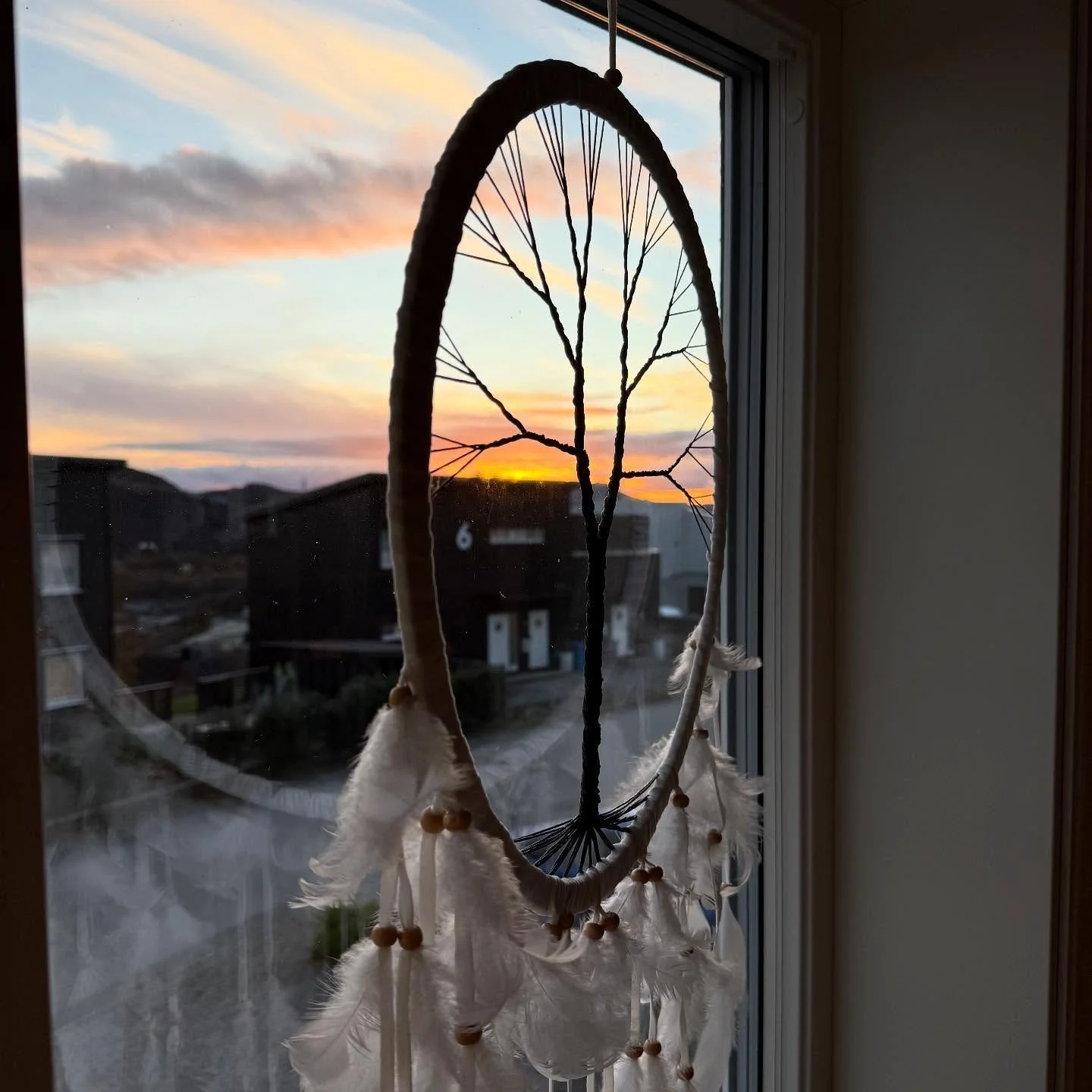 Hva forteller lyset deg i dag? 🌟

Med en h&aring;nd p&aring; hjertet,
Takknemlighet,
Pusten, 
dypt&hellip;
Et &oslash;yeblikk av noe st&oslash;rre 🌄

Hva kjenner du? 🤗