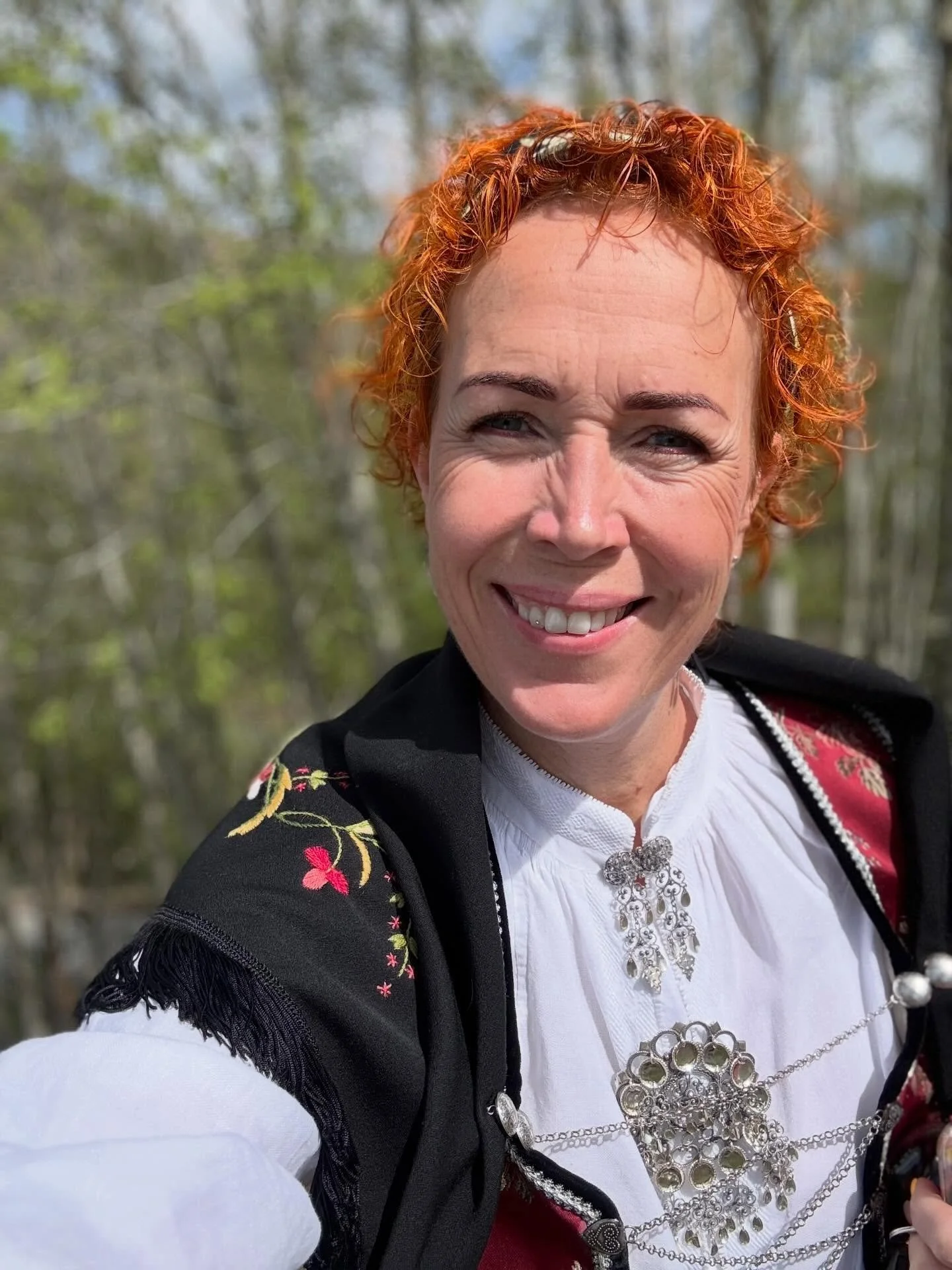 #iam

Kan jeg v&aelig;re begge deler? &hearts;️

Sterk, samtidig Sliten?
Modig, samtidig Redd?
Direkte, samtidig Sensitiv?
Utholdende, samtidig Utslitt?
Tilstede, samtidig som jeg soner ut for &aring; hente meg inn i &oslash;yeblikket?

Min indre dia