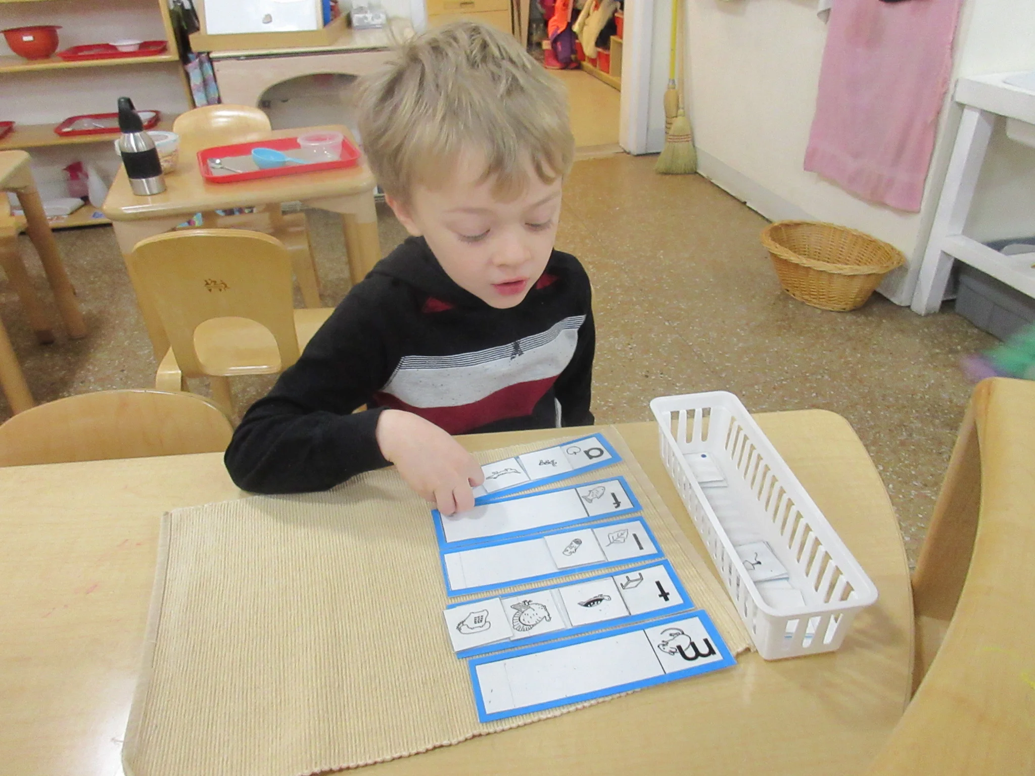 Finding pictures of objects that begin with a particular sound 