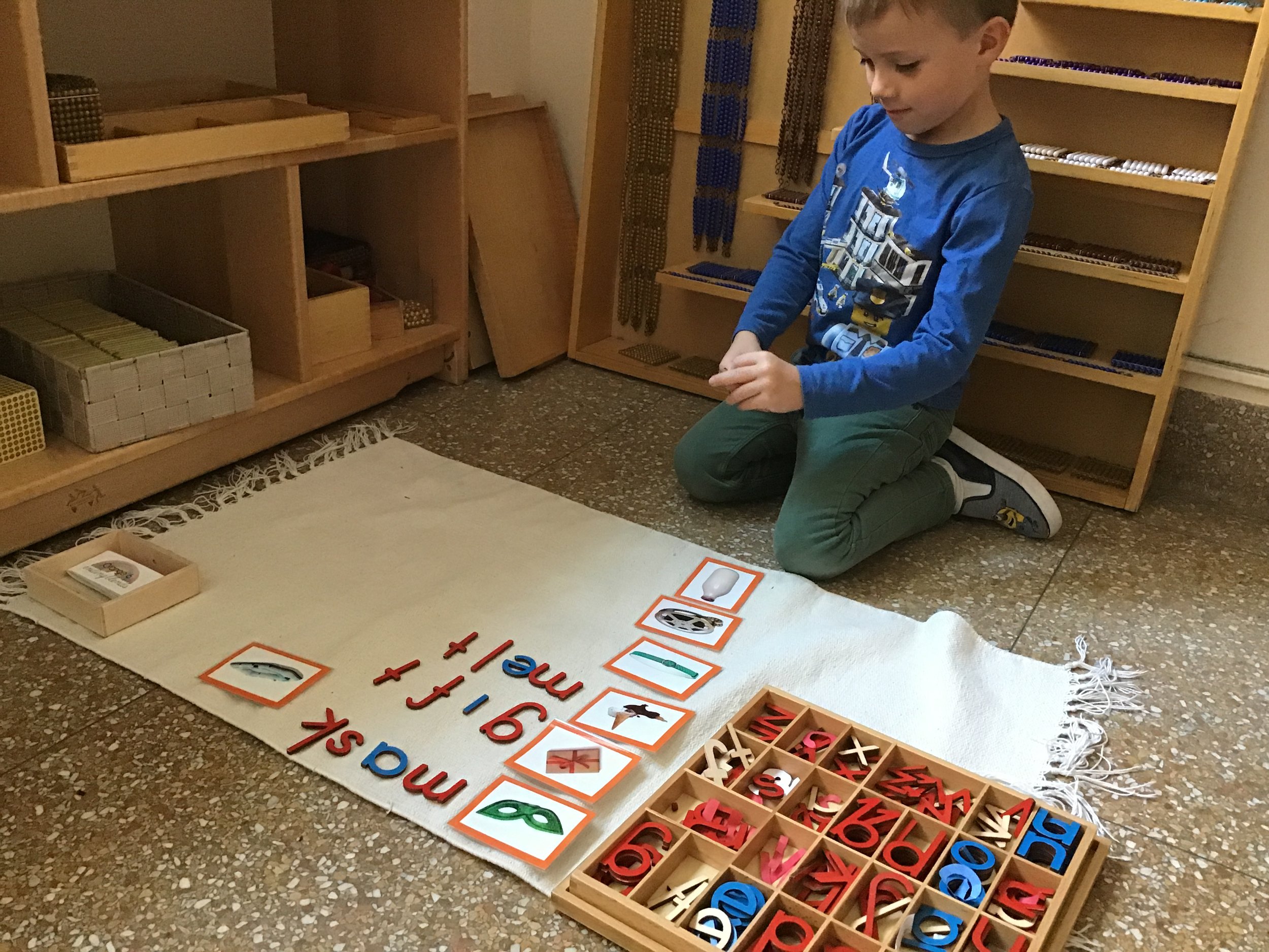 Using the Moveable Alphabet to sound out words with blends