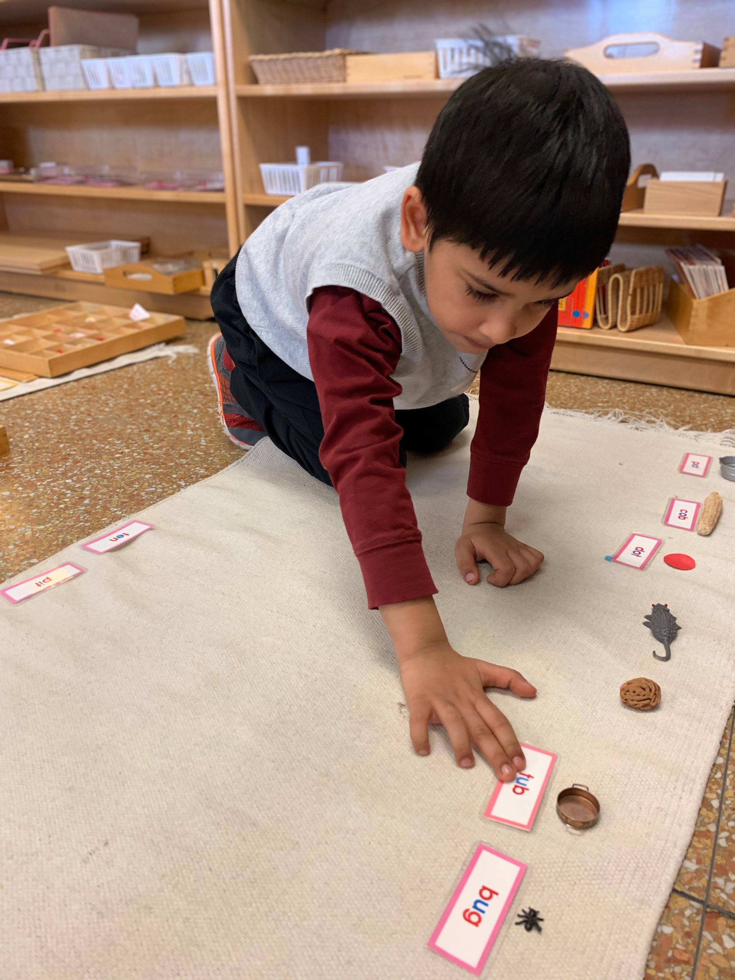 Reading short vowel words and matching them with the objects