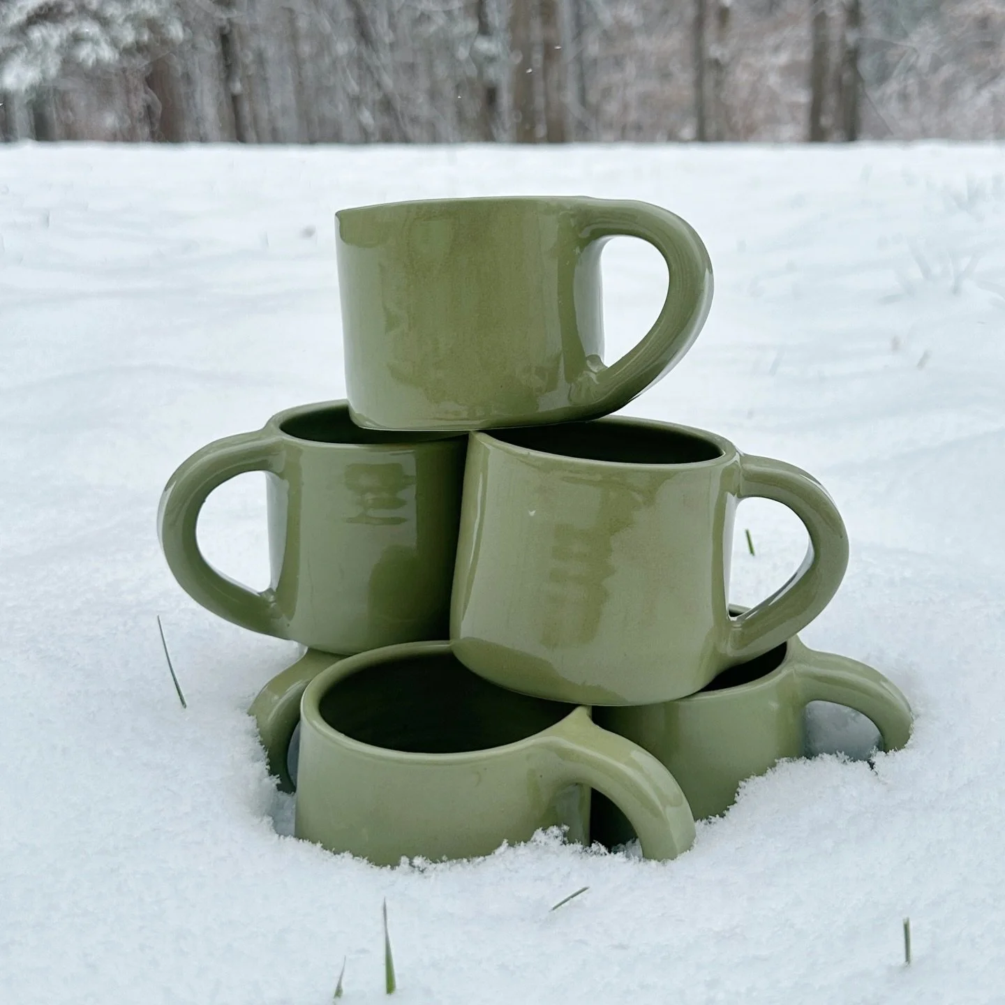 A mug to match the shine of your Christmas tree 🎄 Coming with me to the Holiday Markets this weekend! Along with other mugs, matcha bowls, spoon rests, oil cruets, and lots of ornaments! ❤️ Deets below 👇 

✨12/6: Bluebird Holiday Markets, Starhill 