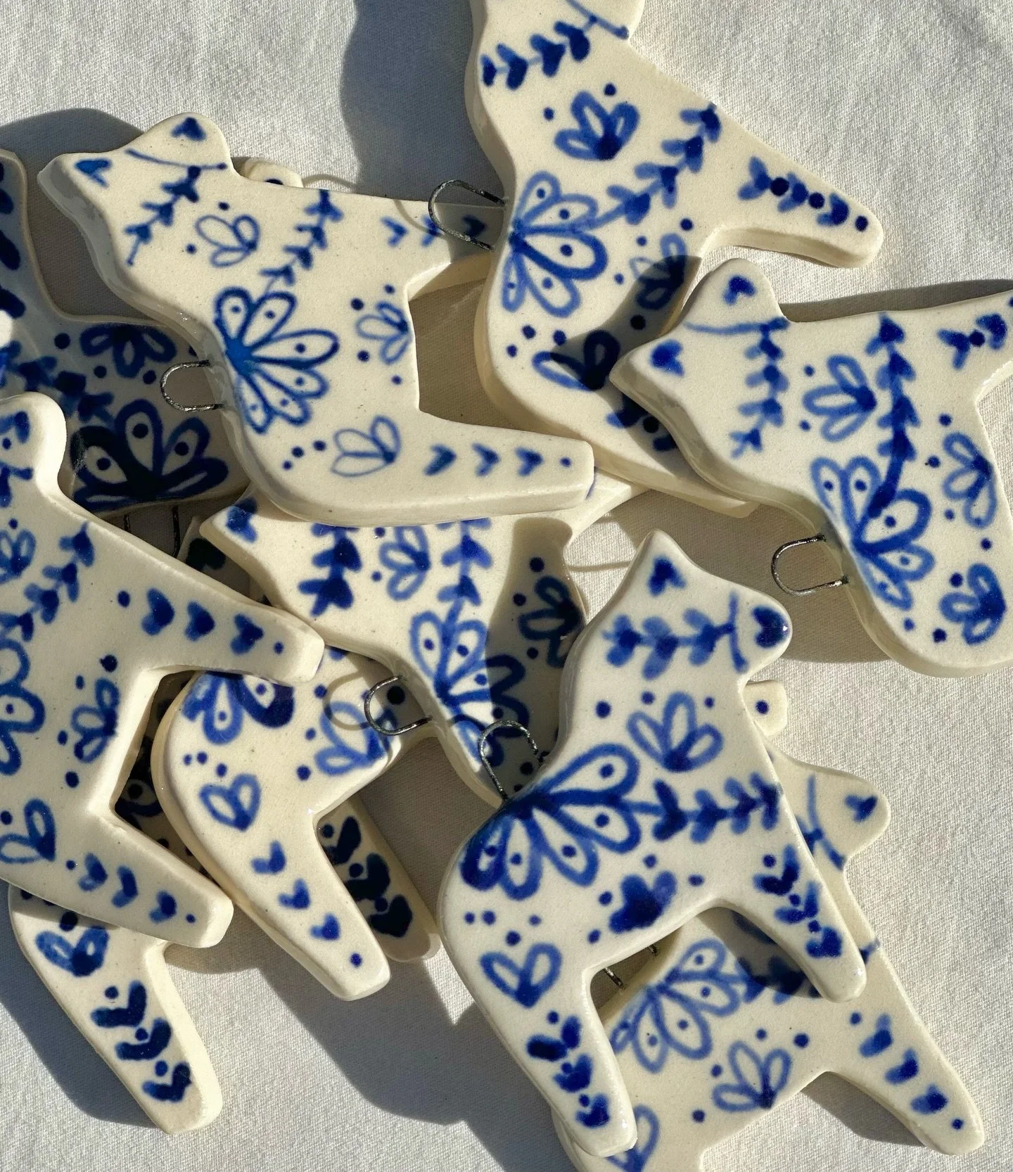 🎄📣 Final Holiday Drop of the year is TONIGHT at 7 pm est! Restocking ALL ornaments, plus matcha bowls, new glossy green mugs, and more! Shipping will be priority and should make it in time for Christmas 🎄❤️ See you there! 

🏷️ Pottery handmade ce