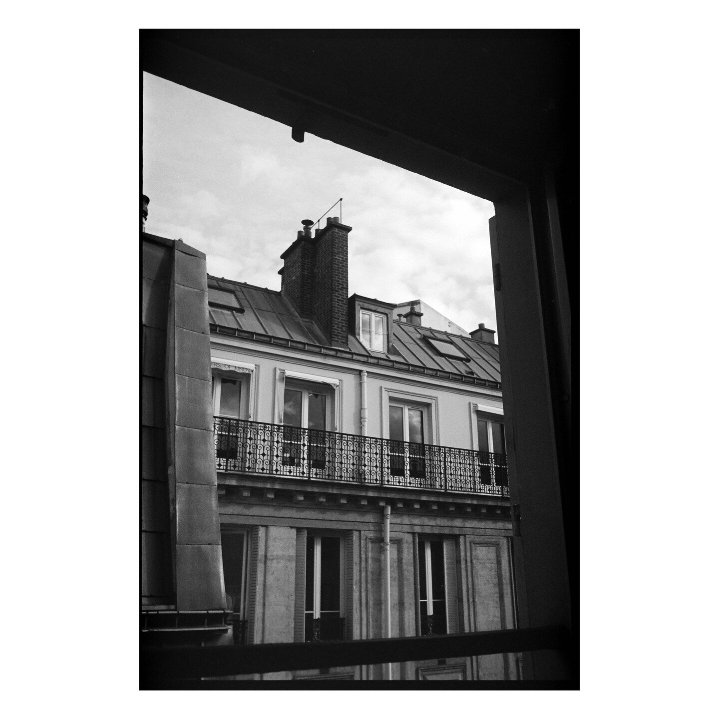 I Miss That Old Parisian Apartment

#NikonF2 #washiD #washifilm #pushedfilm #sublimestreet #streetsgrammer #street_avengers #streethunters #eyeshotmag #streets_storytelling #lensculturestreets #thestreetphotographyhub #supersweetstreet #capturestreet