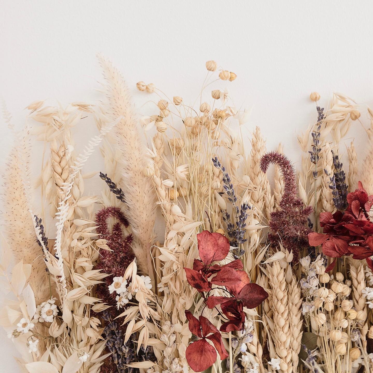 DRIED GRASSES/NEUTRAL COLOUR PALETTE
⠀⠀⠀⠀⠀⠀⠀⠀⠀
When styling your boho wedding, have a think about how all elements of your event compliment each other. You want to aim for a seamless look so everything flows effortlessly.
⠀⠀⠀⠀⠀⠀⠀⠀⠀
Macrame works real