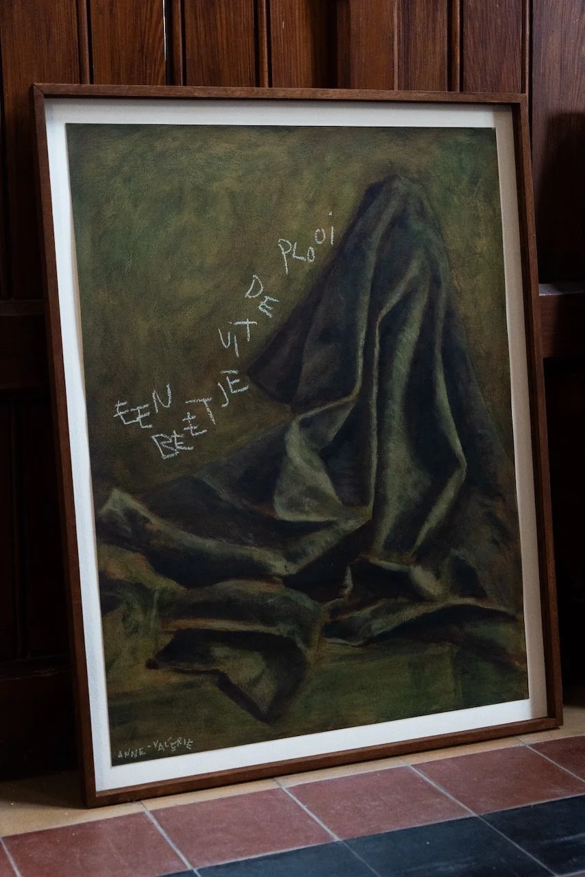Een beetje uit de plooi, 2025
 
olieverf en oliepastel op papier
 
55 x 73 cm
 
670 € (ingekaderd)