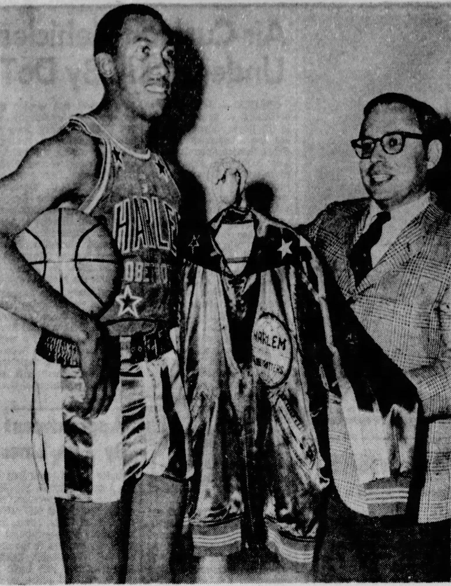   Harlem Globetrotter general manager George Gillette welcomes Fergie Jenkins to the team in 1967. (Photo courtesy The Montreal Star).  
