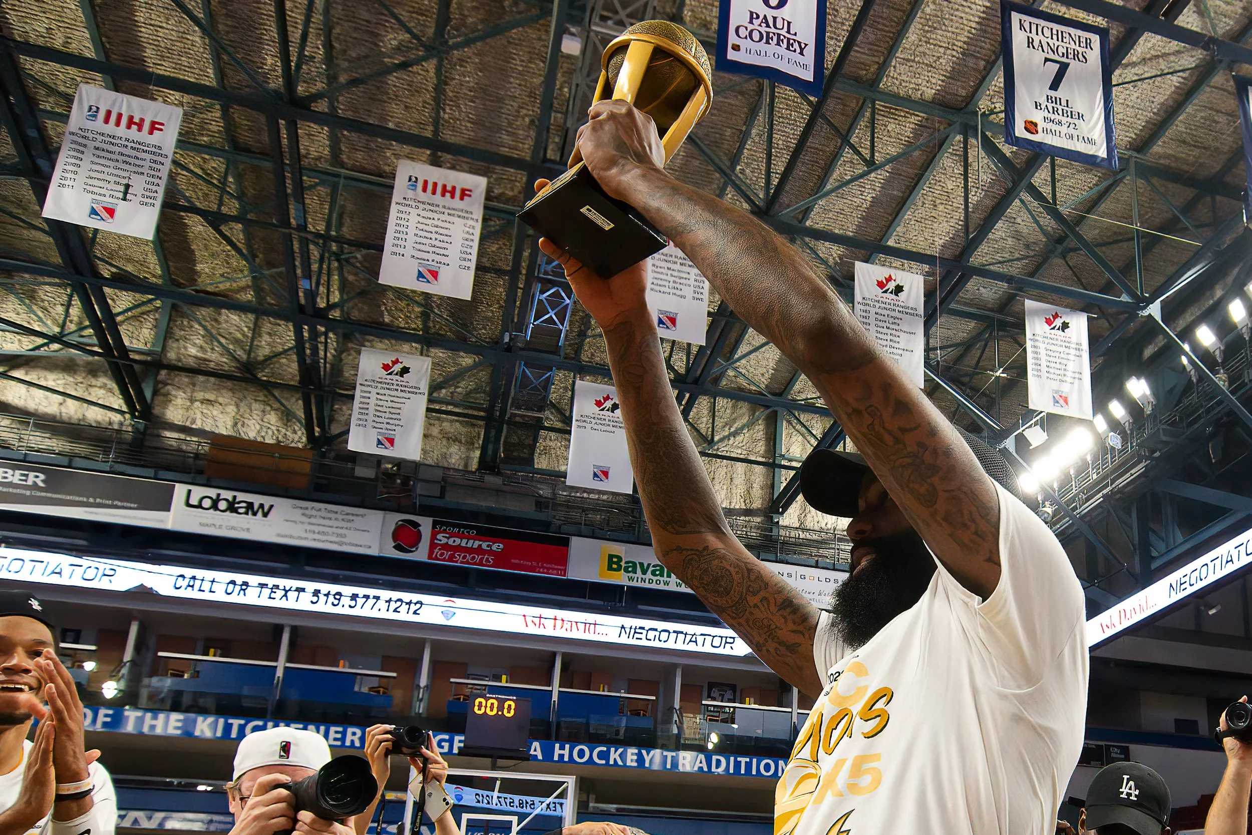   Terry Thomas hoists the NBLC Finals MVP trophy. (Photo: Matt Hiscox Photography).  