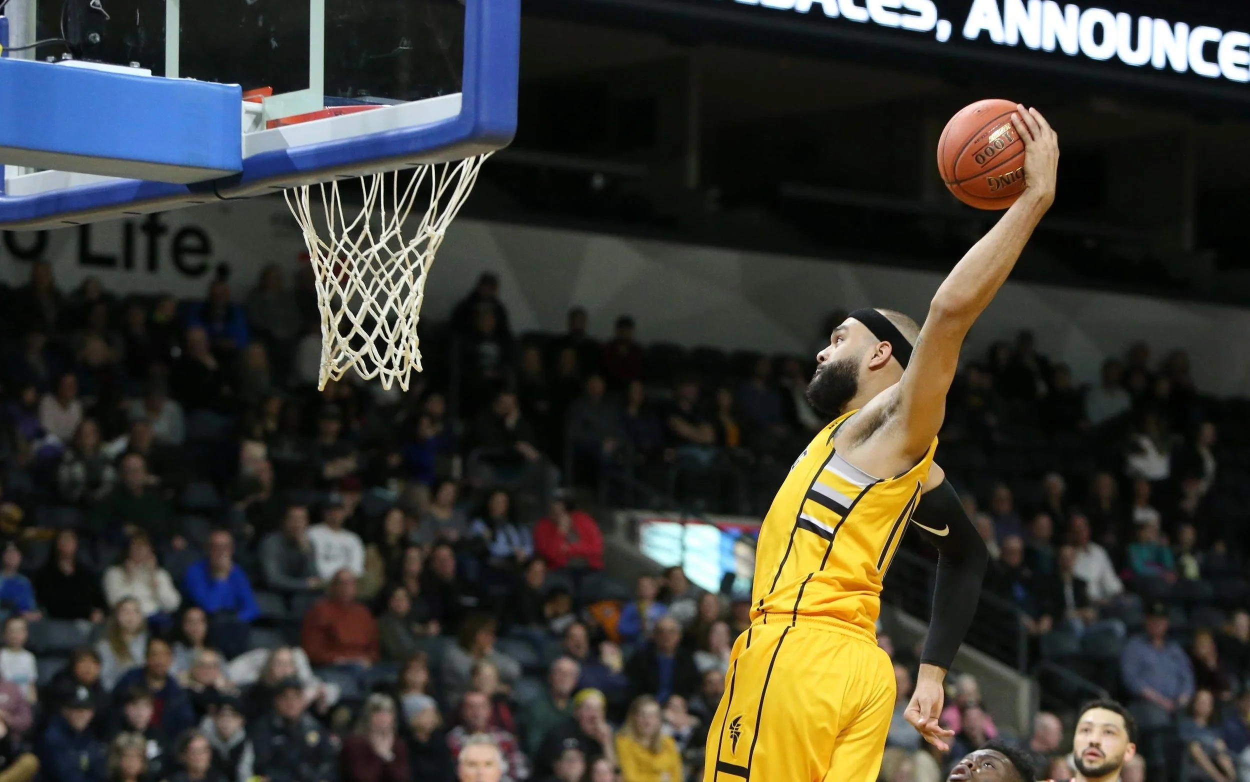   Cameron Forte slams home a pre-pandemic dunk. (Photo: Luke Durda).  