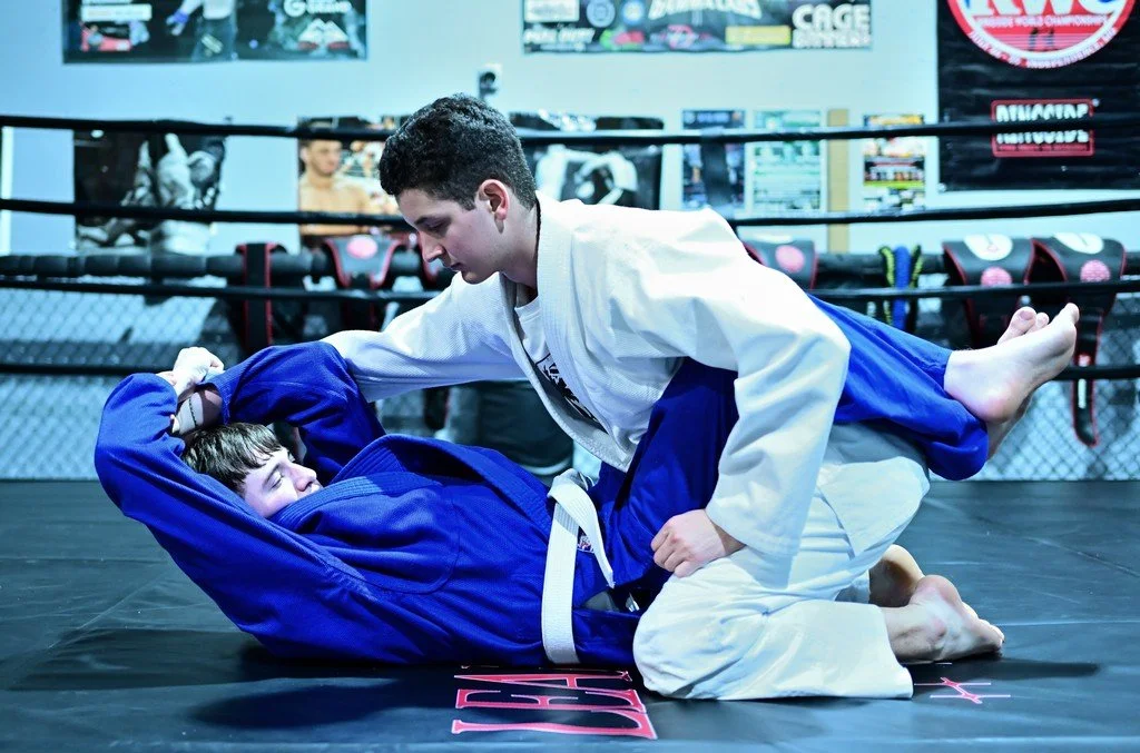 Thunder Bay beginner BJJ students training in the gi.