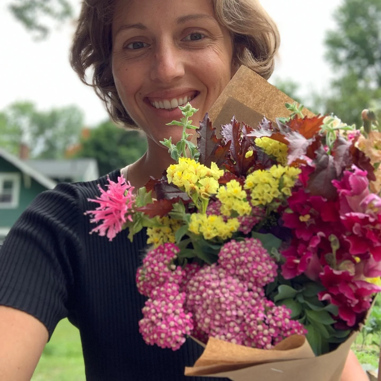 Who doesn&rsquo;t love a selfie with a big bouquet of flowers?! 😇🥰🙌🏼
Grab yours today and you can do one too! 😉 stand opens at 2pm!

Self-serve stand is easy- head to the green shed at the STVM garden, grab a bouquet and venmo HeadsUpFlowers! 

