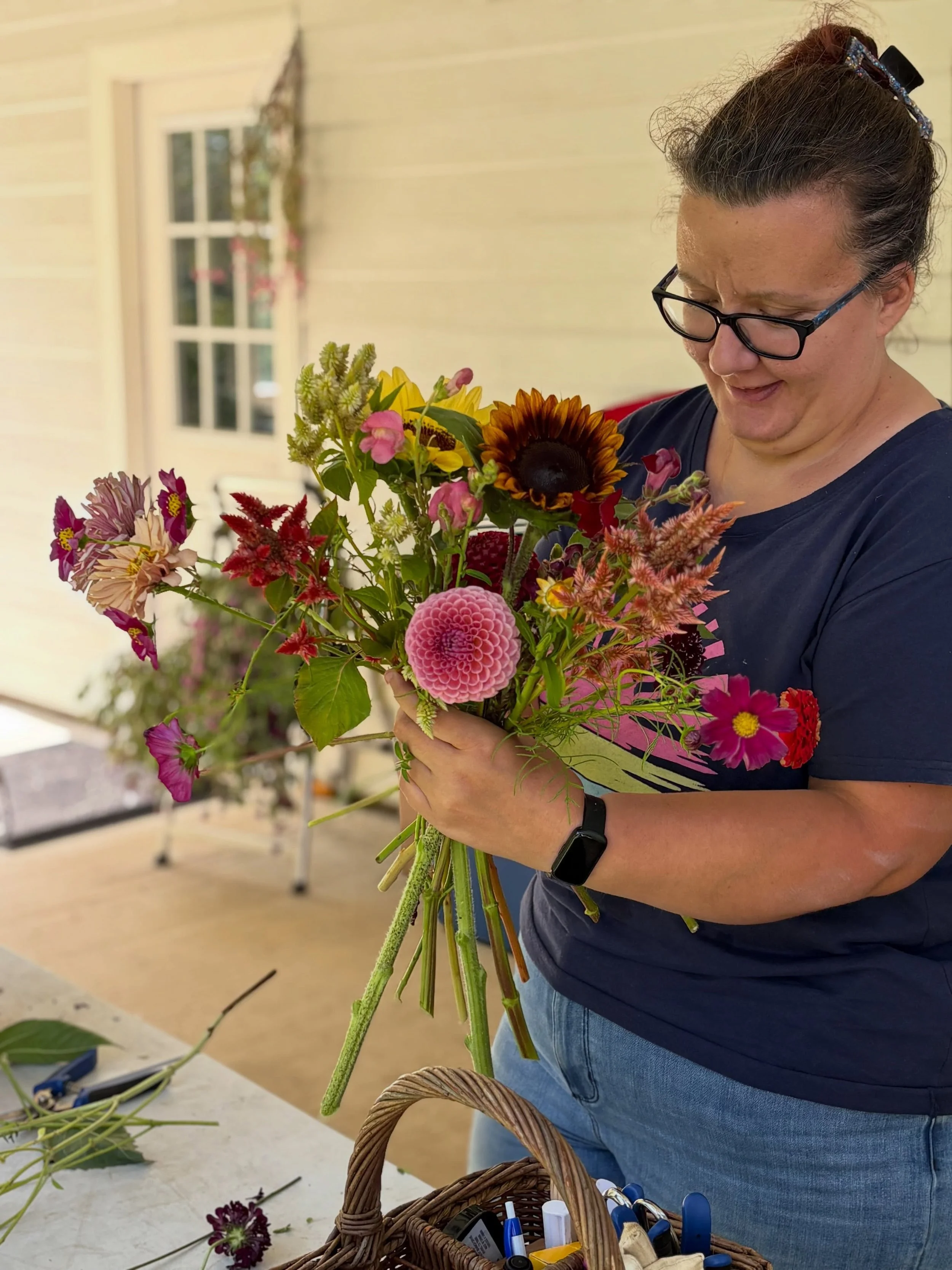 The gardens have been good to us this season with a lot of help and support from @farming.with.friends! Check out their beautiful dahlias and sunflowers in our bouquets this weekend!
Stand opens at 2pm- sold out + flowers available @portalwestcoffee 