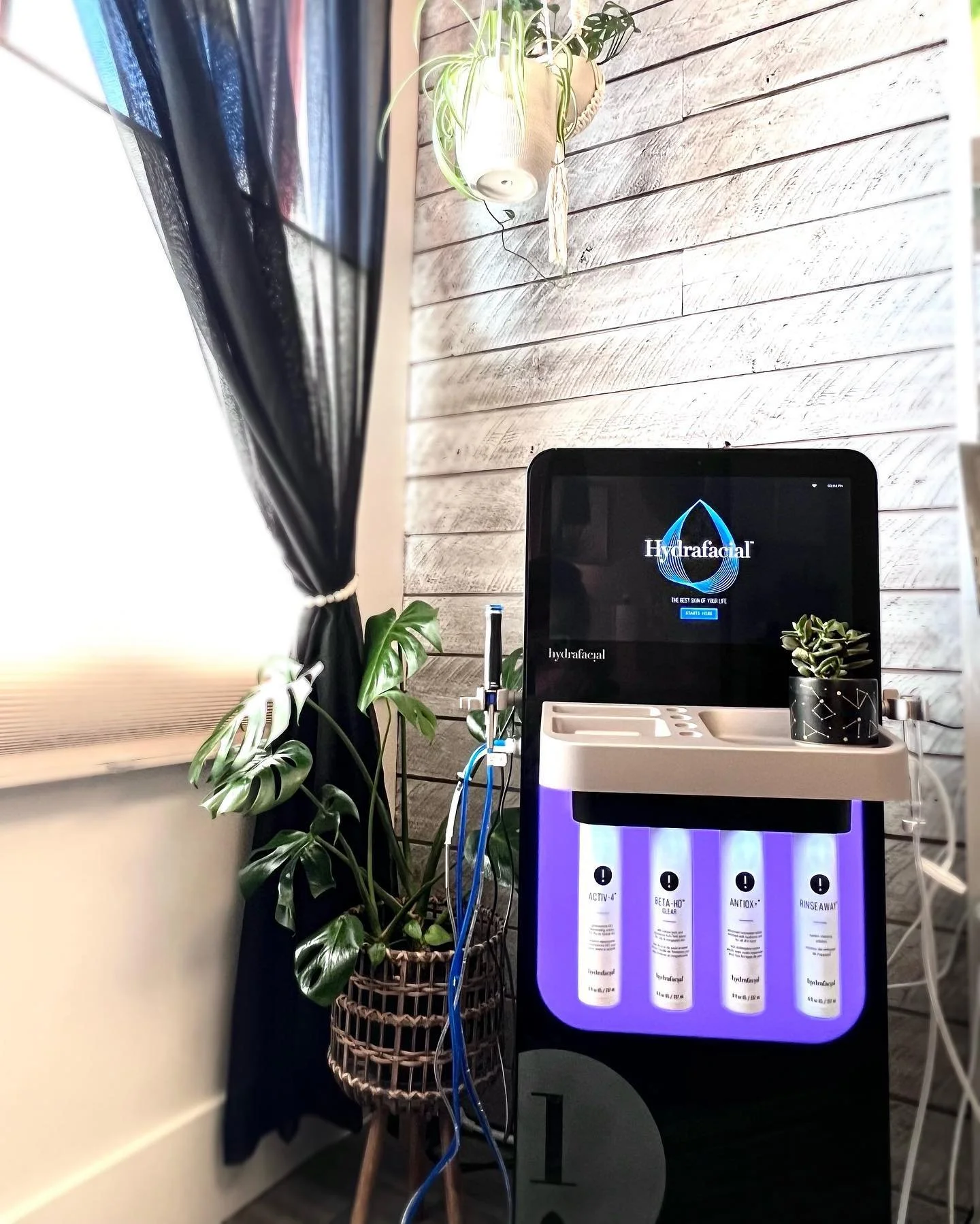 𝑺𝒂𝒚 𝒉𝒆𝒍𝒍𝒐 𝒕𝒐 𝒕𝒉𝒆 𝒏𝒆𝒘𝒆𝒔𝒕 𝒍𝒐𝒗𝒆 𝒐𝒇 𝒎𝒚 𝒍𝒊𝒇𝒆 ✨ 

.
.
.

Why do we love @hydrafacial? SHE DOES IT ALL. 

Any skin care concern you&rsquo;re currently struggling with she can help. From congestion or dull skin, to pigmentation