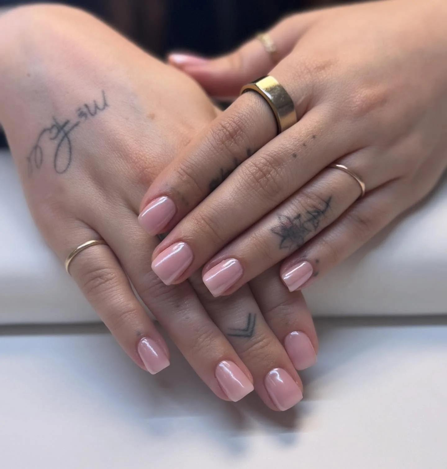 We love a little strawberry glazed moment over here ✨🍓

#chromenails #gelmanicureً #gelmani #luminarynailsystems #luminarygel