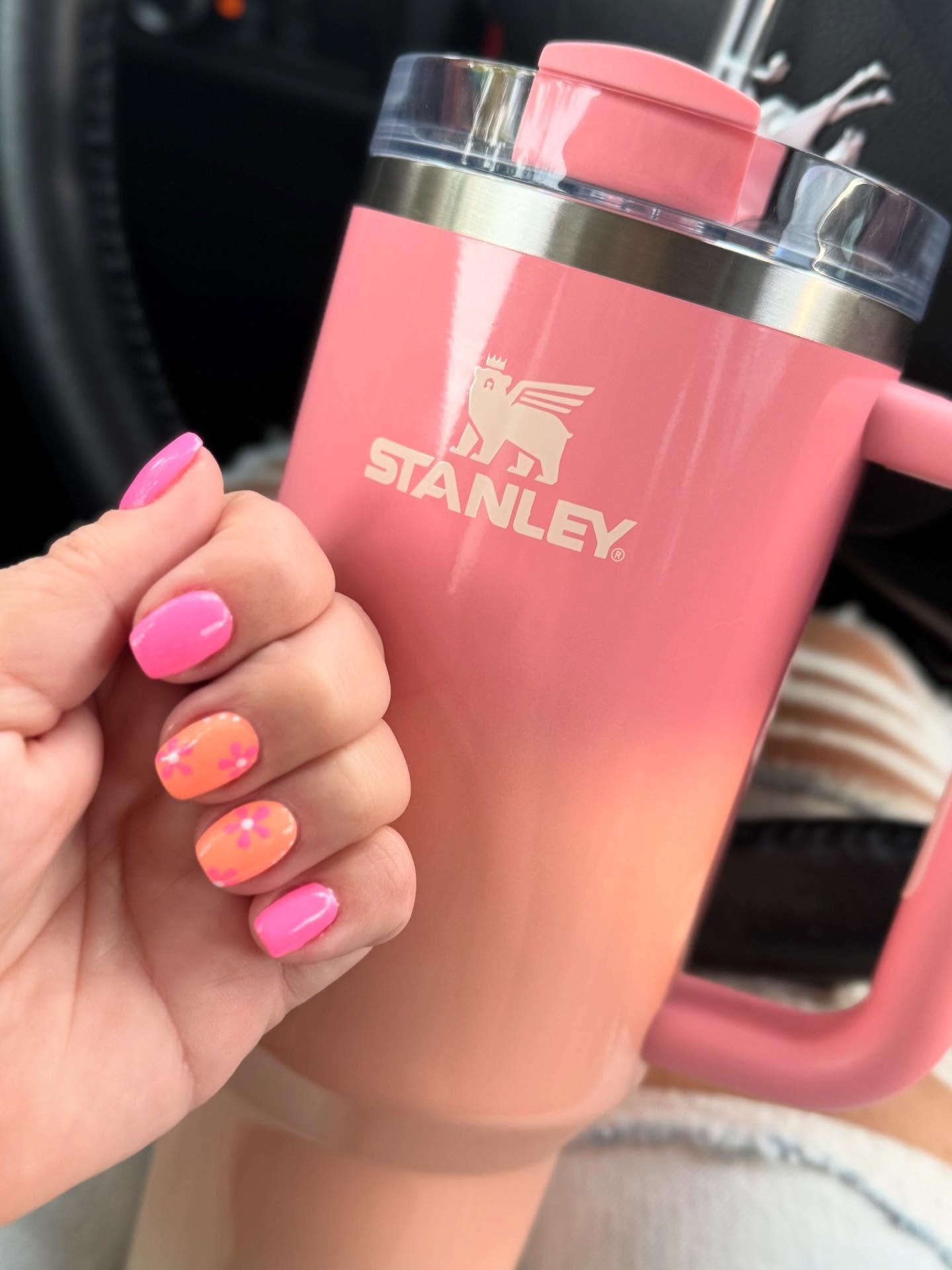 Sometimes you just have to be THAT girl 🧡🩷
@dndgel @stanley_brand 

Polish Colors:
DND #645 Pink Watermelon
DND #802 Honeymoon

#summernails #pinknails #dndgel #dndgelpolish #stanleycup #stanleybrand #gelmanicureً #gelmani #nailart #onpointcollecti