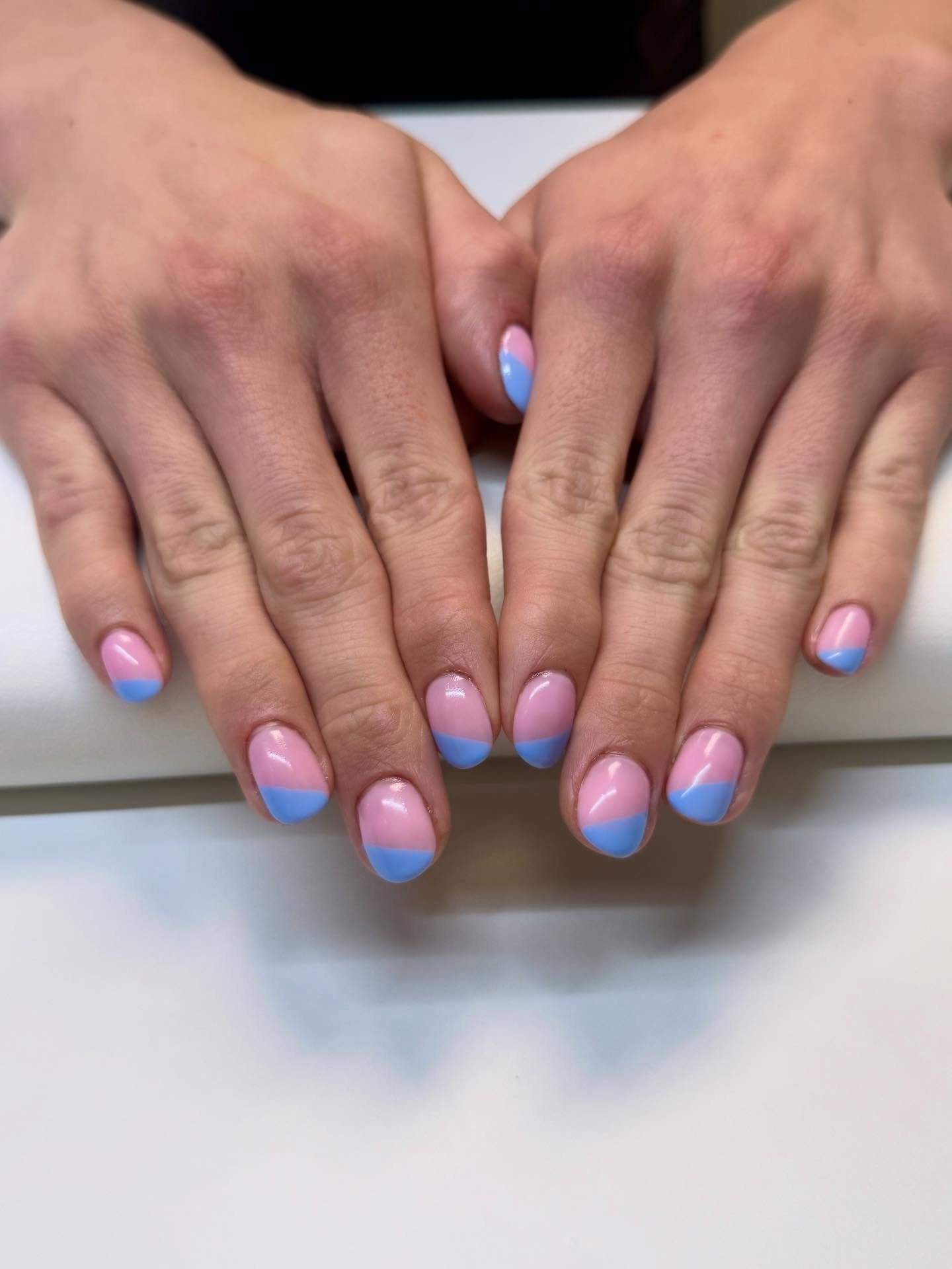 Loving this color blocked look! ✨ These geometric manicures have been On Point lately. 

#onpointcollective #onpointnailcare #gelmanicureً #gelpolish #gelpolishmanicure #dndgelpolish #dndgel #nailart #geometricmanicure #berthoudco #longmontco #lovela