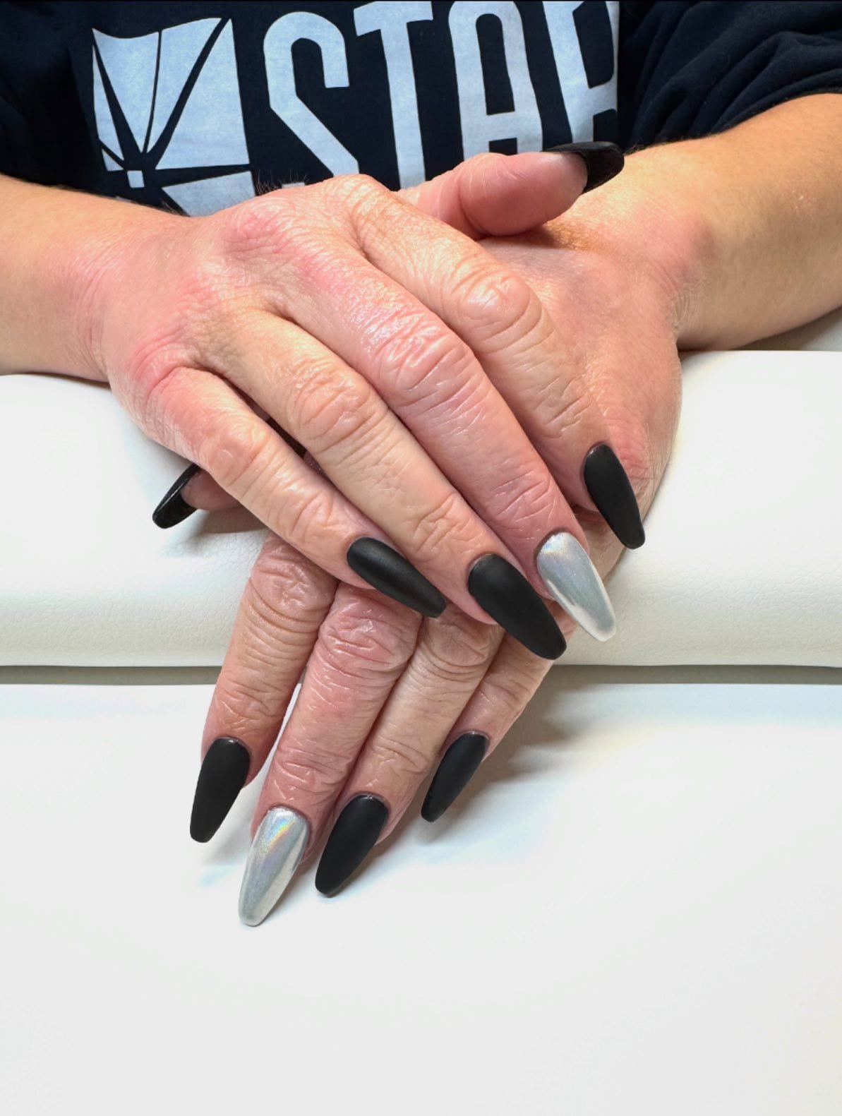 BRB &bull; Obsessing over this matte black and silver holographic chrome set 🖤🩶

#gelextensions #dndgel #gelx #chromenails #blacknails #mattenails #berthoudco #berthoudnails #onpointnails #onpointnailcare #onpointcollective