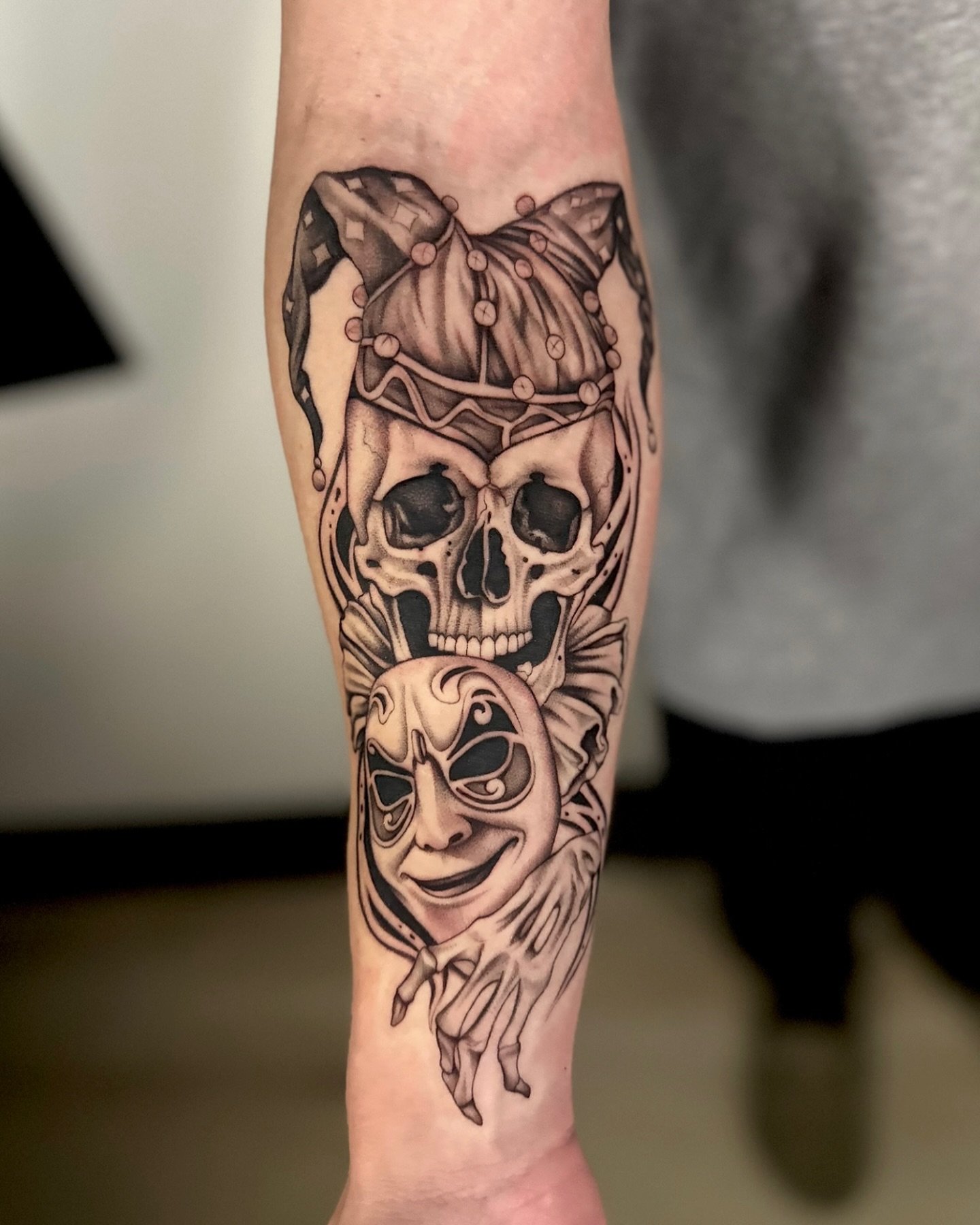 This one was fun :) 

-

-

-

-

-
#jester #jestertattoo #skulltattoodesign #skullart #skulltattoo #blackngreytattoo #blackngreytattoos #realismtattoos #coloradotattoo #femaletattooartist #fortcollinstattoo #berthoudcolorado #3rl #3rltattoo