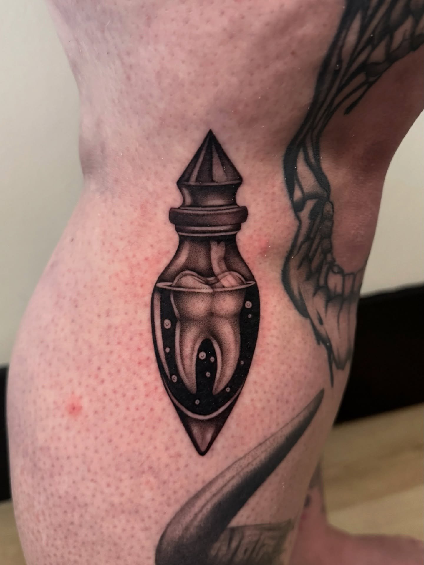 Okay I had to share this cute lil tooth from my flash 🦷

-

-

-

-

-
#3rl #3rltattoo #flashtattoo #flashtattooart #potionbottle #witchytattoo #blackngreytattoo #realistictattoos #berthoudcolorado #coloradotattooartist #coloradotattoo #womenowned #