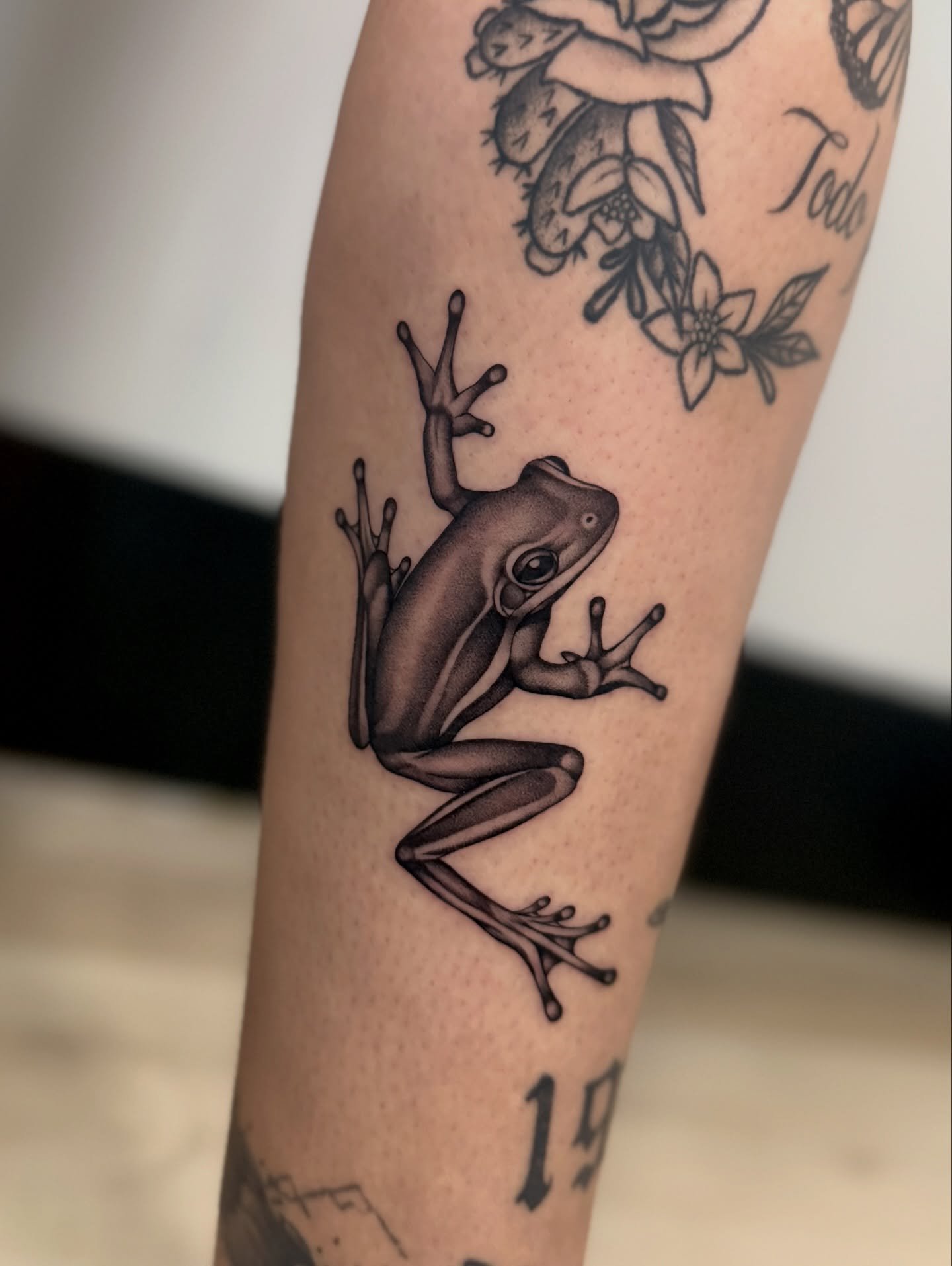 Life is better when I get to tattoo little frogs 🐸 

-

-

-
#frogtattoo #coloradotattoo #3rl #3rltattoo #tattoo