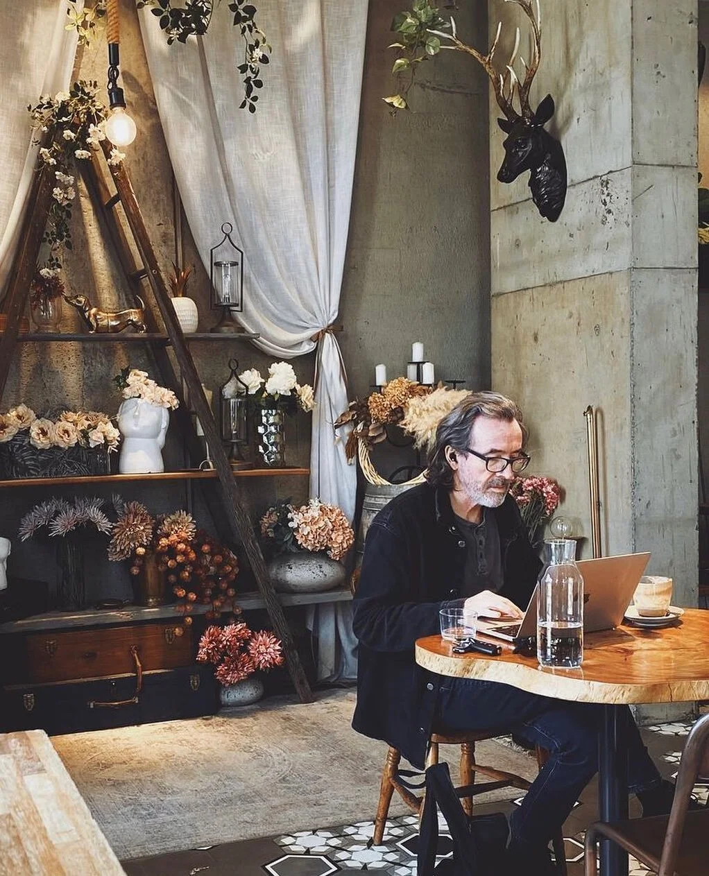 Cafe specialist  #cafe #caf&eacute; #laptoplifestyle #photographer