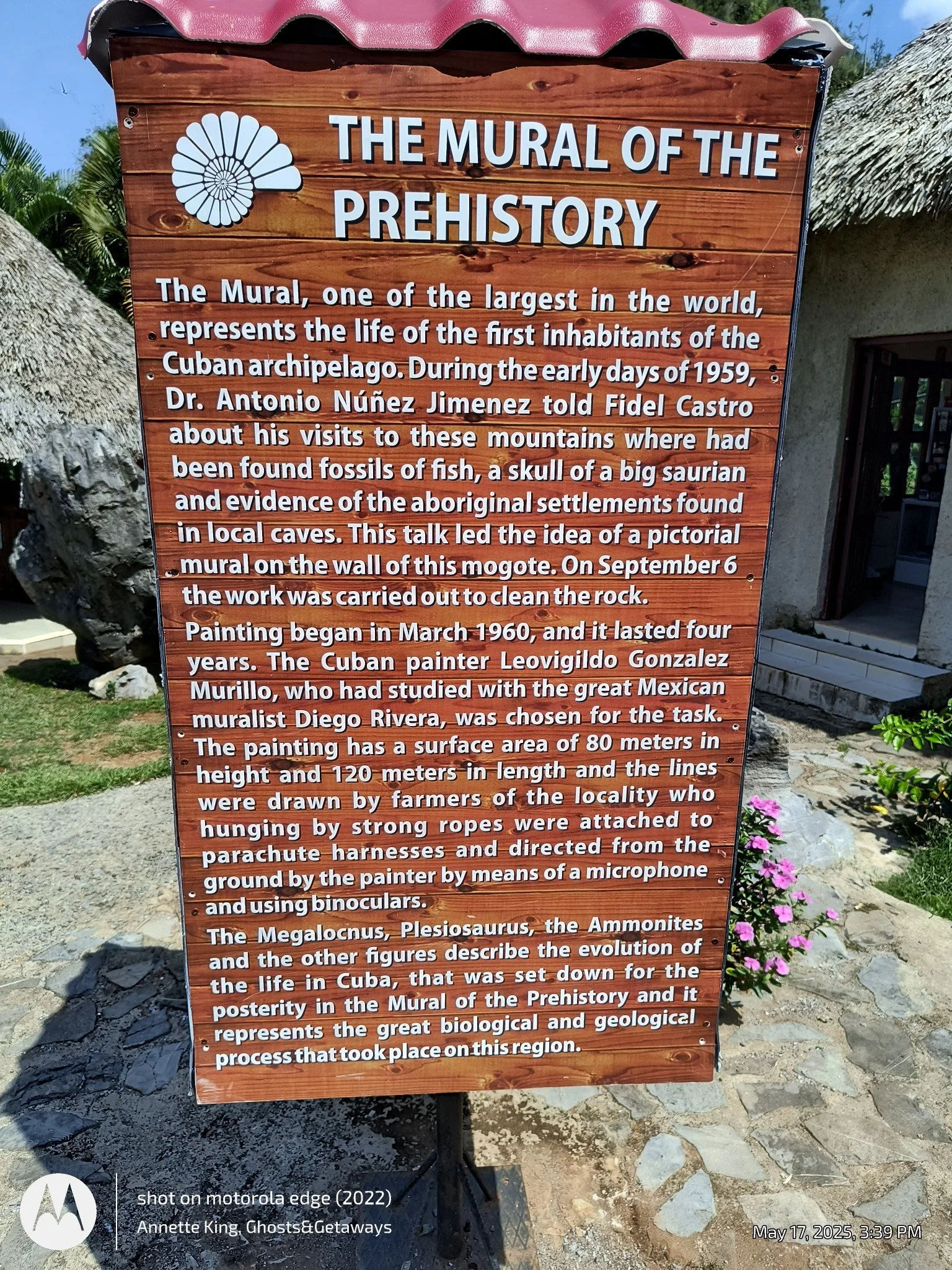 Informational sign about the prehistoric mural of the Cuban archipelago, mentioning its historical significance, archaeological findings, and the process of creating the mural with details about its size and the painter involved.