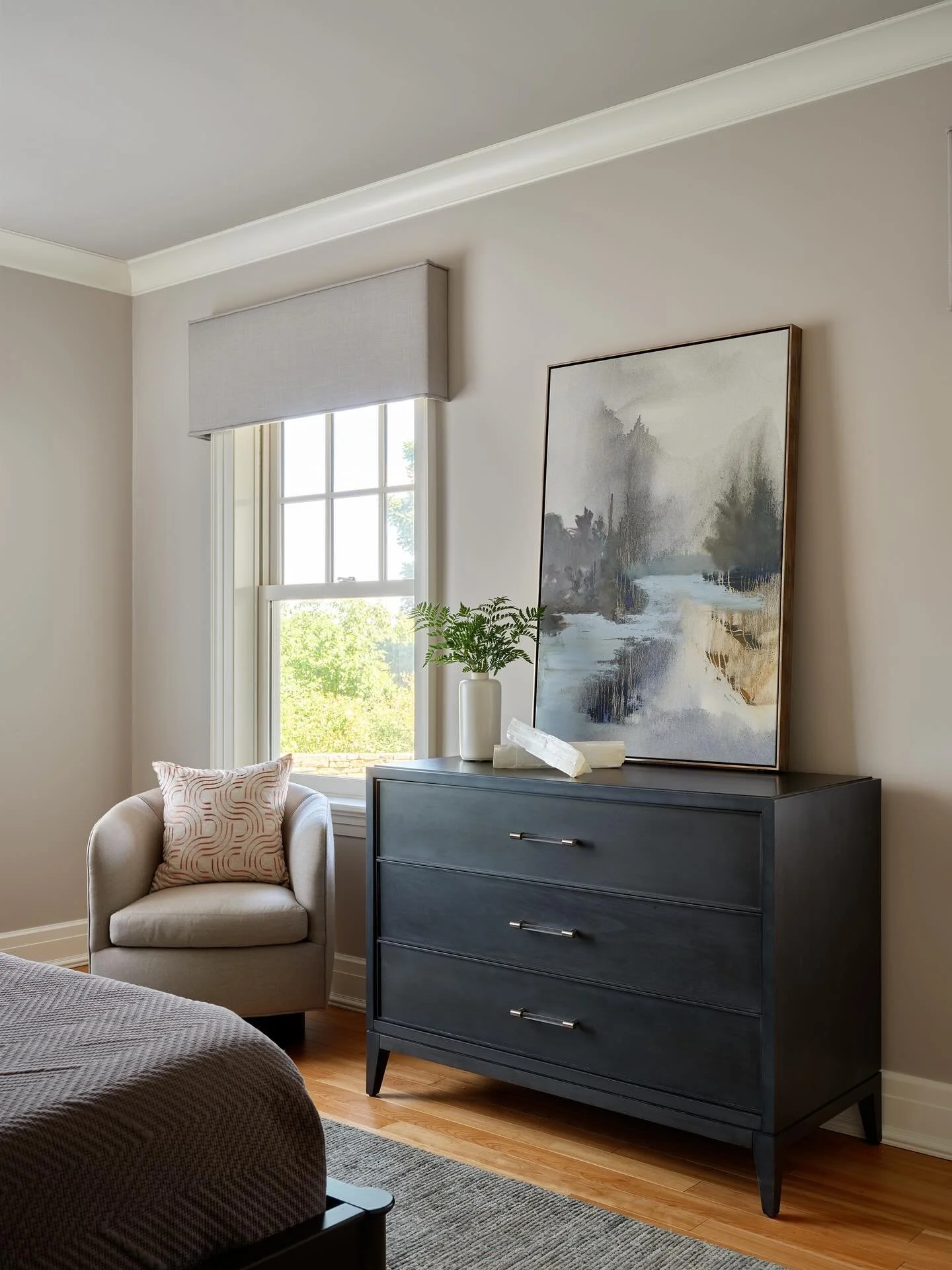 Was chatting about GREY / GRAY last week and how I&rsquo;m so thankful it&rsquo;s no longer trending. Seeing grey on every surface is so over. The right way to grey is with a nod to nature. Warm, stone greys on walls and textiles, classic New England