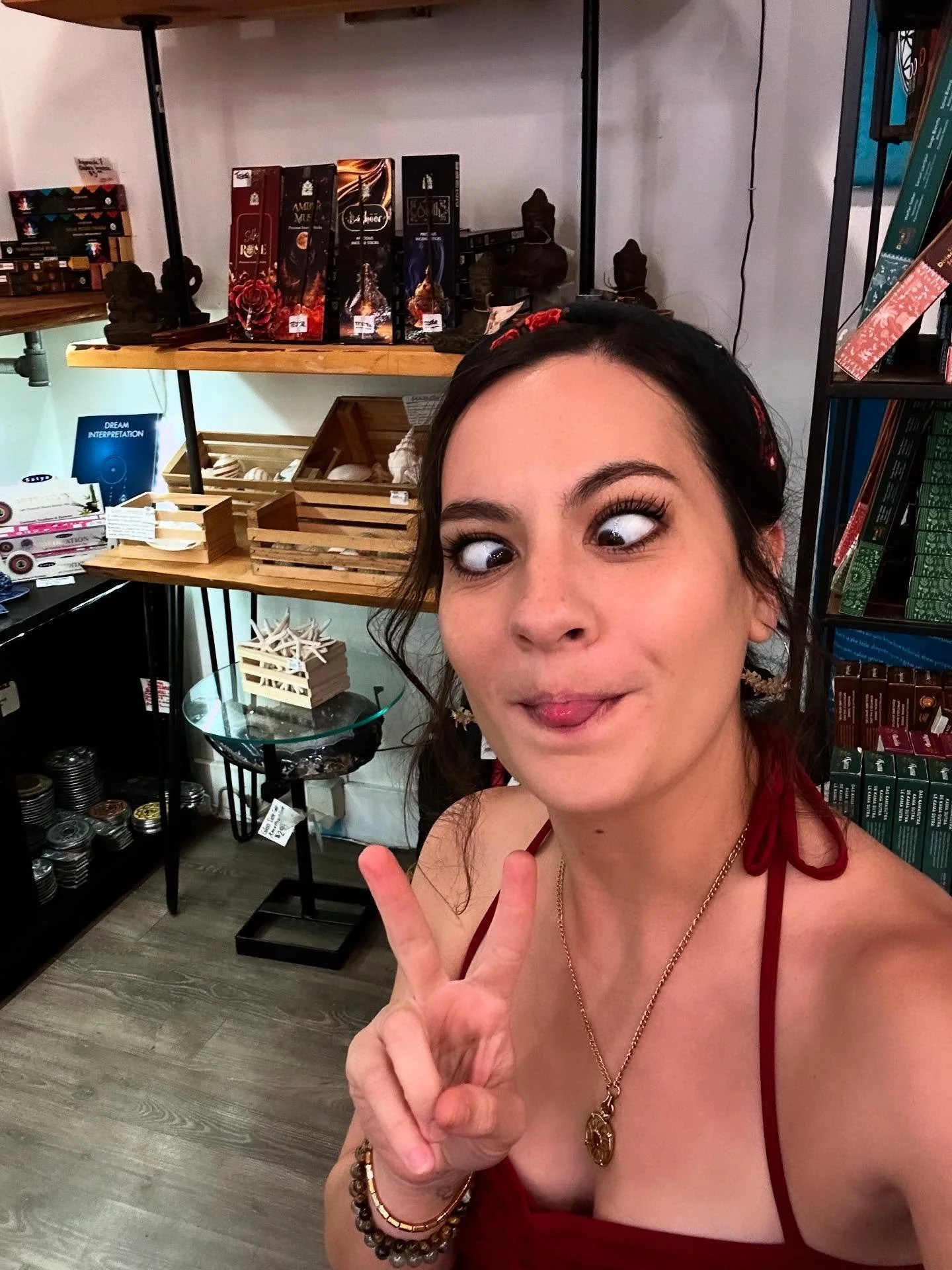 Back at it! Weekly readings &amp; energy services at @earthselements on the following days -

Tue: 12-3pm
Wed: 10-3pm
Fri: 12-3pm

Check here for additional/weekend drop-in dates. I&rsquo;m also available for Virtual Readings &amp; Distance Reiki ses