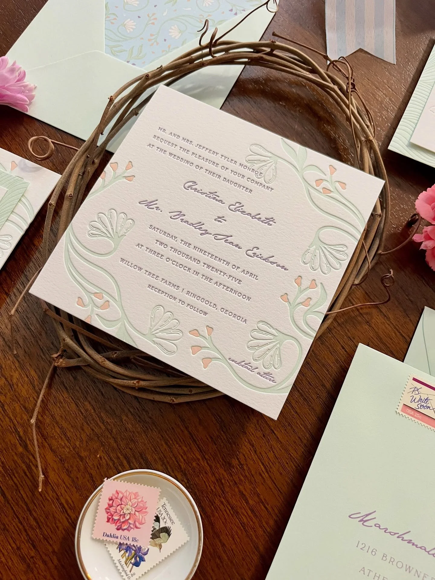 Don&rsquo;t you just love a 🌧️ Sunday? They are one of my favorite ways to reset and relax. ☺️ 

Our Willow Morris suite is named and inspired by the floral designs of William Morris, an artist who helped to revive the British textile industry and p