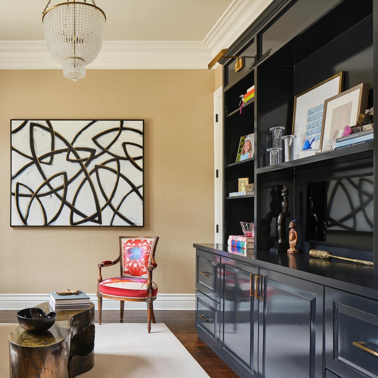 Match made in heaven
Lacquered bookcases and textured wallpaper
✨