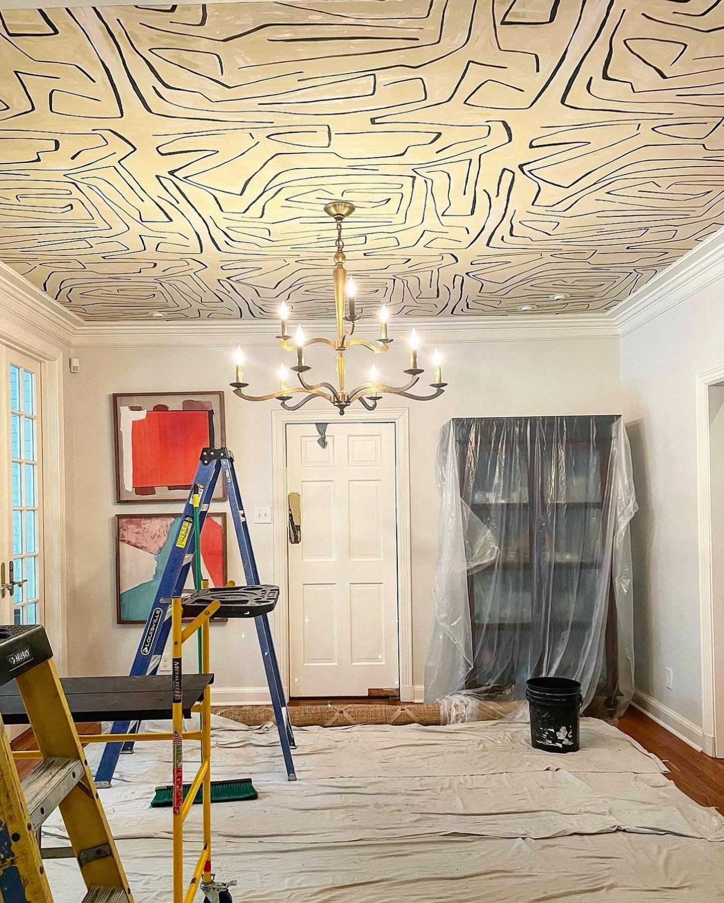 That time we put &ldquo;Graffito&rdquo; on the ceiling. 👊🏻

#sanantoniodesigner #texasdesigner #texasinteriordesigner #wallpaper #interiordesign