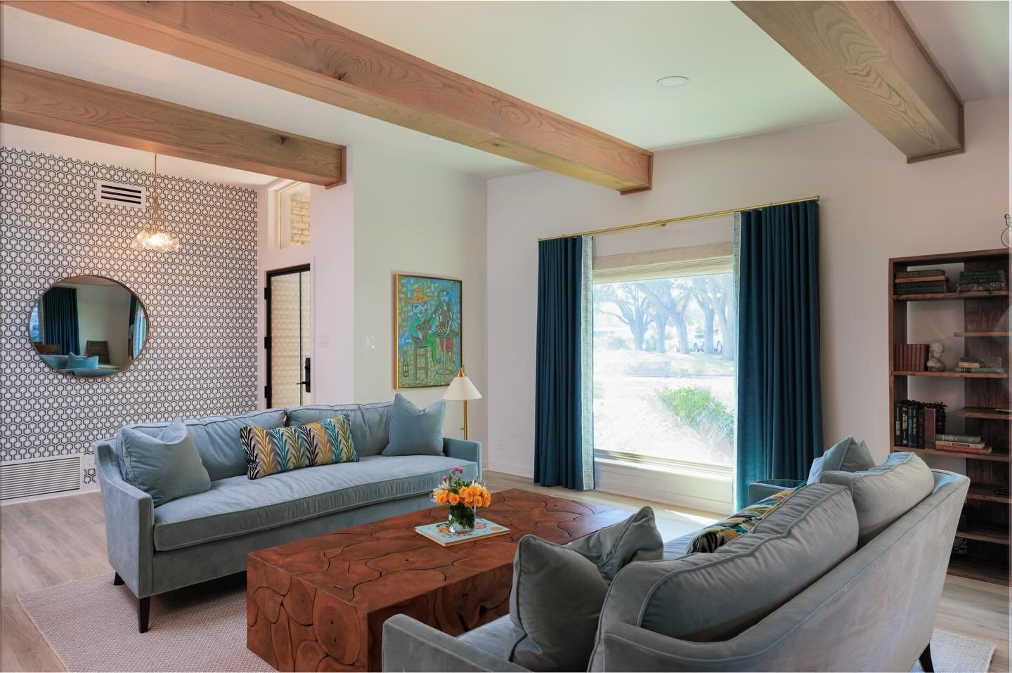 Love a matching pair of sofas 💙

#interiordesign #sanantonio #sanantoniodesign 
#texasdesigner #sanantoniodesigner