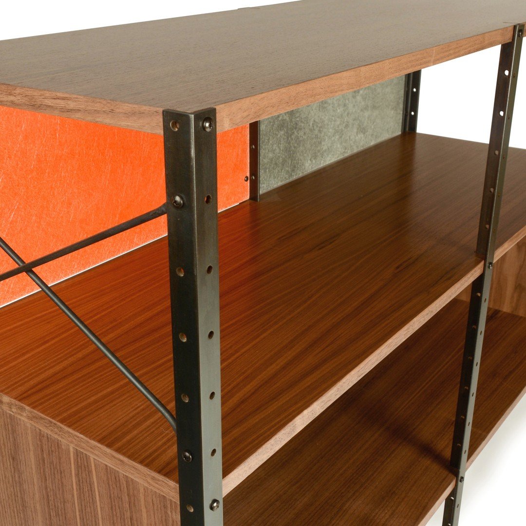 A few studio shots of a storage unit I built last year. Taking inspiration from the Eames' design of the 50's, this updated version is made from walnut, steel, and fiberglass.

#woodworking #furnituredesign #finefurniture #interiordesign #modernfurni