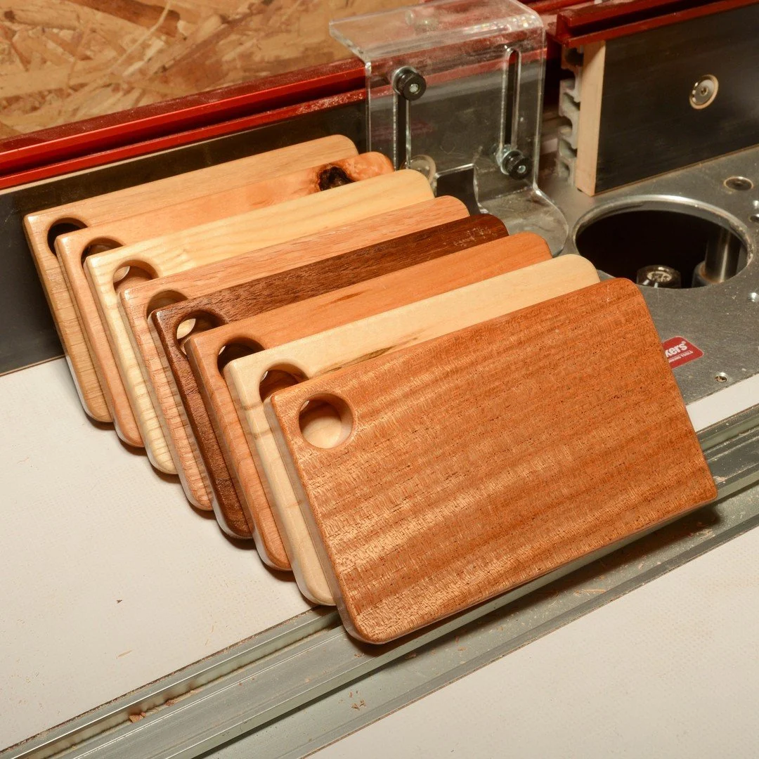 Wrapping up the week with a few wood species samples. From back to front we have White Oak, Knotty Alder, Ash, Red Oak, Walnut, Cherry, Soft Maple, and Mahogany.

#woodworking #furnituredesign #handmade #interiordesign #wenatchee #centralwashington #