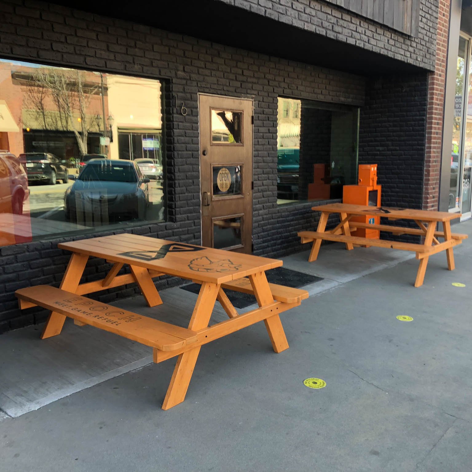 If you haven't been downtown in awhile, check out @playatepoch's  new outdoor seating! I finished up these custom picnic tables last month and they are perfect for kicking back with a cocktail and games. 

#woodworking #centralwashington #downtownwen