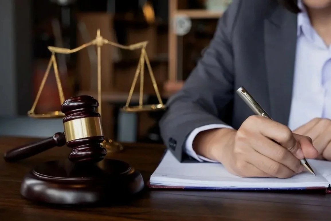 Sutherland Criminal Defence lawyer preparing documents for an emergency bail hearing