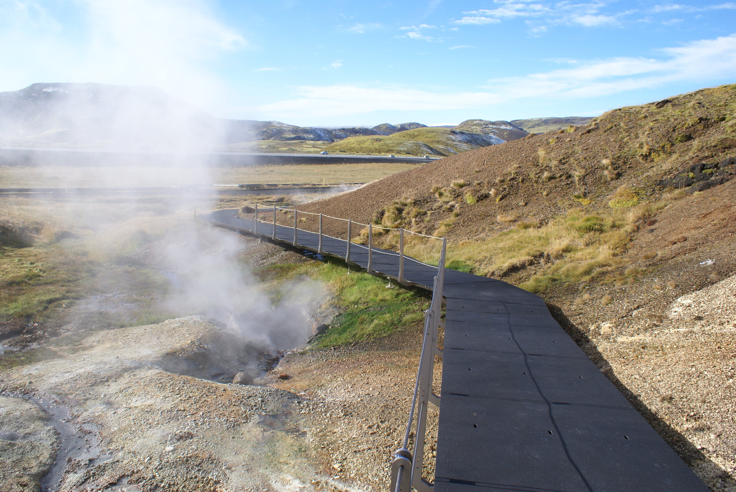 The trail falls to the slope without damaging the ground 