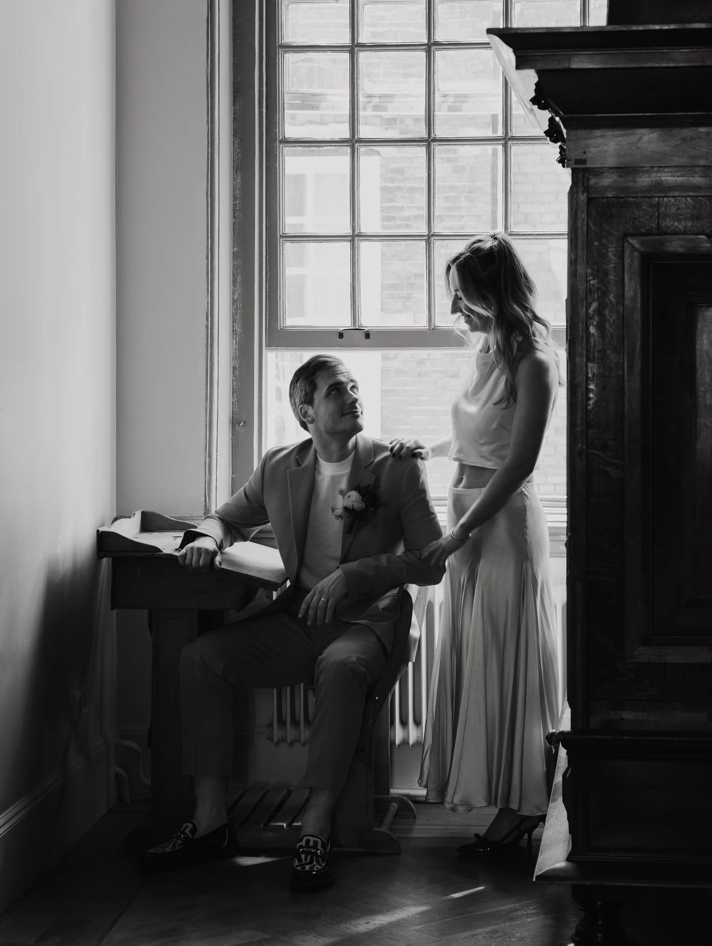 Black &amp; white wedding pics are my guilty pleasure 😮&zwj;💨
&bull;
#blackandwhitephotography #trouwfotograaf #trouwlocatie #trouwinspiratie #bruiloft