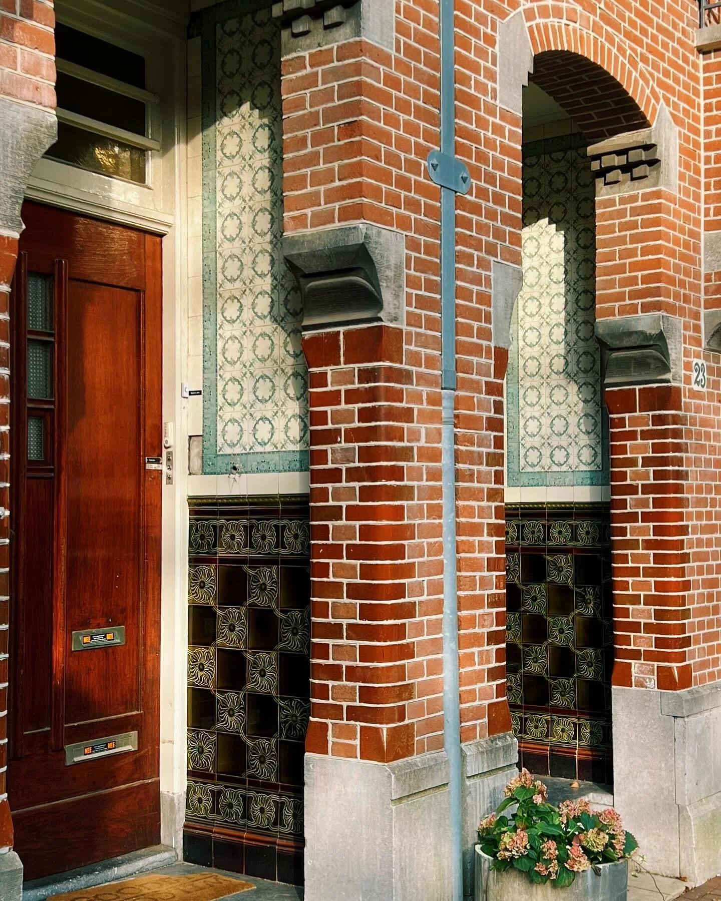 I have this thing with &hellip; Amsterdamse portiek gevels 📸
Elke keer als ik langs een portiek loop, kijk ik even naar binnen en elke keer verbaas ik mij weer over de unieke tegelpatronen. Dit is mijn verzameling tot nu toe en hij zal alleen nog ma