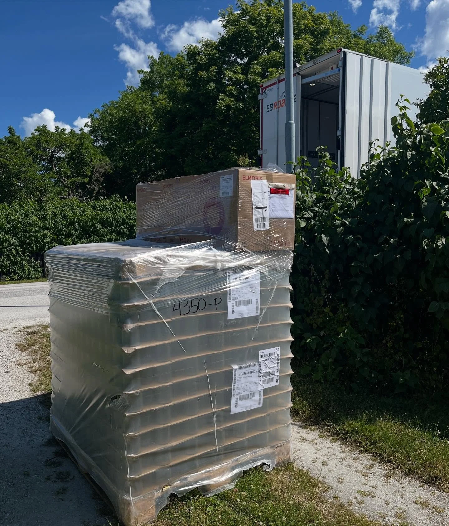 Ny pall med GLASBURKAR 🚛🫙har anl&auml;nt till Fetteriet. Nu ska det kokas PRIMA gotl&auml;ndskt ISTER och TALG och det &auml;r en och annan nyhet p&aring; g&aring;ng!  H&aring;ll utkik 👀! 

.
#gotland #visby #ronehamn #livetp&aring;&ouml;n #fettfa
