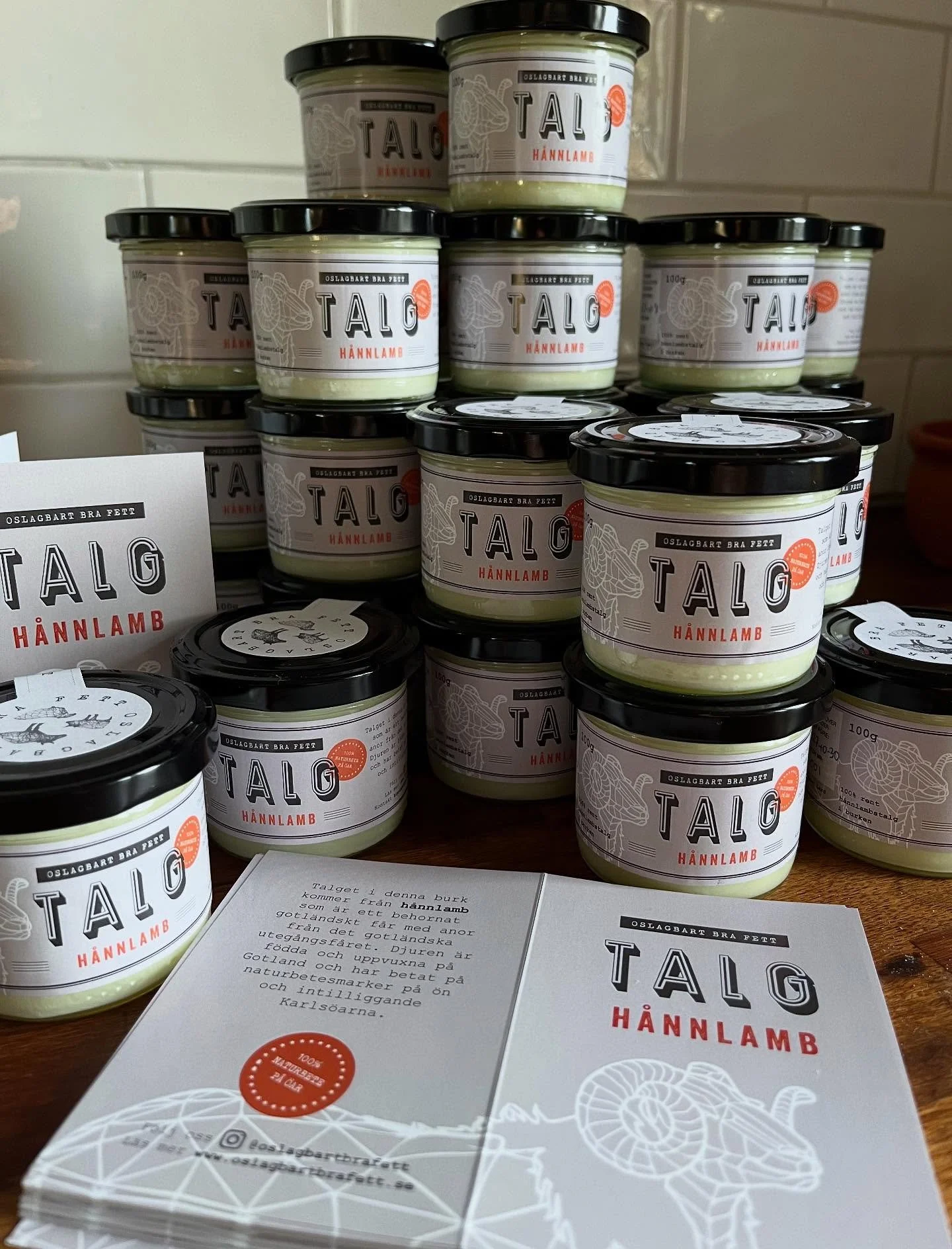 NYHETER! 📣 H&auml;r &auml;r den med etiketten p&aring;. F&ouml;rsta batchen H&Aring;NNLAMB TALG 🐏🐏 d&auml;r R&Aring;VARAN kommer fr&aring;n gutef&aring;r fr&aring;n Gotland. Djuren &auml;r l&aring;ngsamtv&auml;xande, och betar NATURBETESMARKER 🌿 