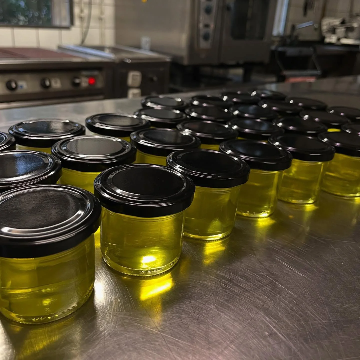 NYHETER p&aring; g&aring;ng! 📣 H&auml;r st&aring;r de nykokta och uppradade i v&auml;ntan p&aring; ETIKETTER 🏷️ 

Mycket liten batch, d&auml;rav endast 100g burkar denna g&aring;ng. Finfin R&Aring;VARA f&ouml;r&auml;dlad vidare med varsam hand till