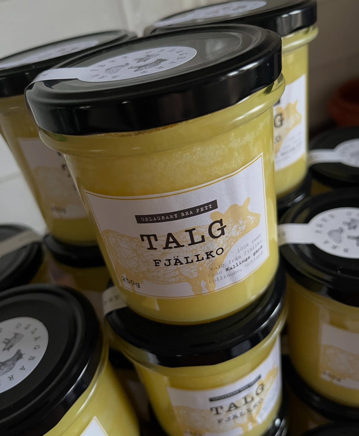 Nyheten g&aring;rdstalg TALG FJ&Auml;LLKO &auml;r nu levererad till @erikkallings g&aring;rd i Follingbo p&aring; GOTLAND. Len, fin och sm&ouml;rig i smak 🧈💛🐄 Det perfekta talget till omeletten, pannkakor, k&ouml;ttbullar och finfint k&ouml;tt. 


