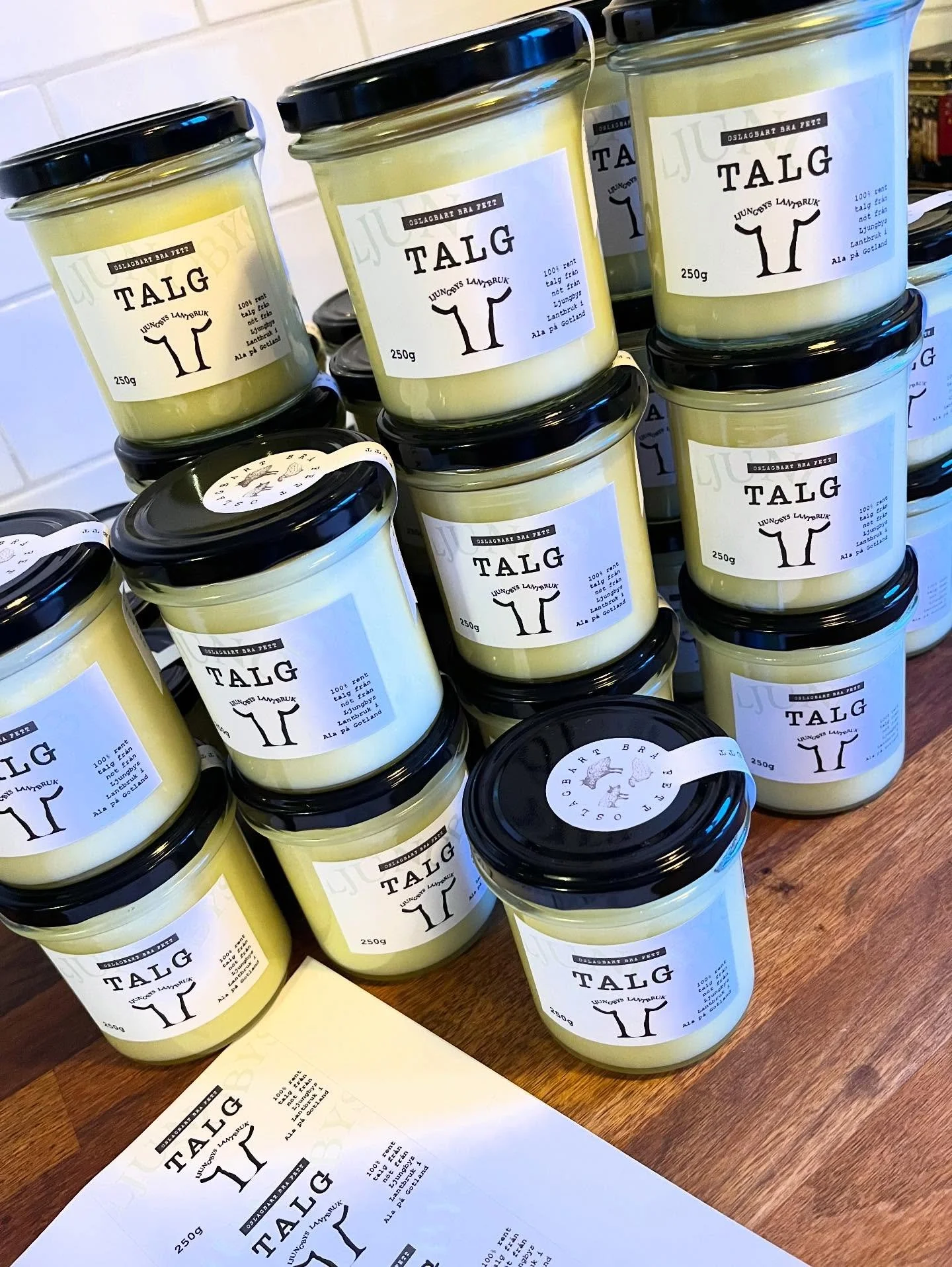 Nyhet! 📣📣 &Auml;nnu ett G&Aring;RDSTALG har sett dagens ljus, denna &auml;r fr&aring;n Ljungbys Lantbruk p&aring; Gotland 🐄 Talget i dessa burkar kommer fr&aring;n kor som har betat &aring;ret om p&aring; de &ouml;rtrika markerna vid Ljungbys i Al