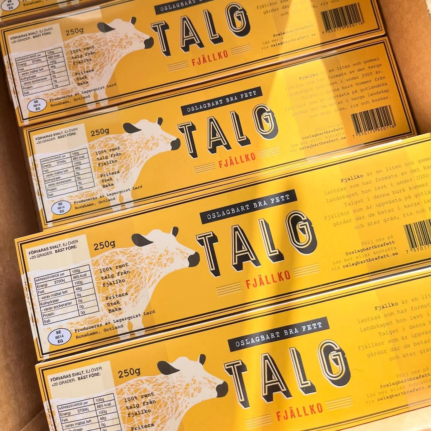 Nu &auml;r de tryckta! Tack @jossiqwiberg f&ouml;r fina designen p&aring; ETIKETTER! Fint som vanligt! 🏷️👏

FJ&Auml;LLKO 🐄 &auml;r en liten och gammal svenskt LANTRAS som har formats av det karga landskapet i norr hon levt i under 2000 &aring;r. 
