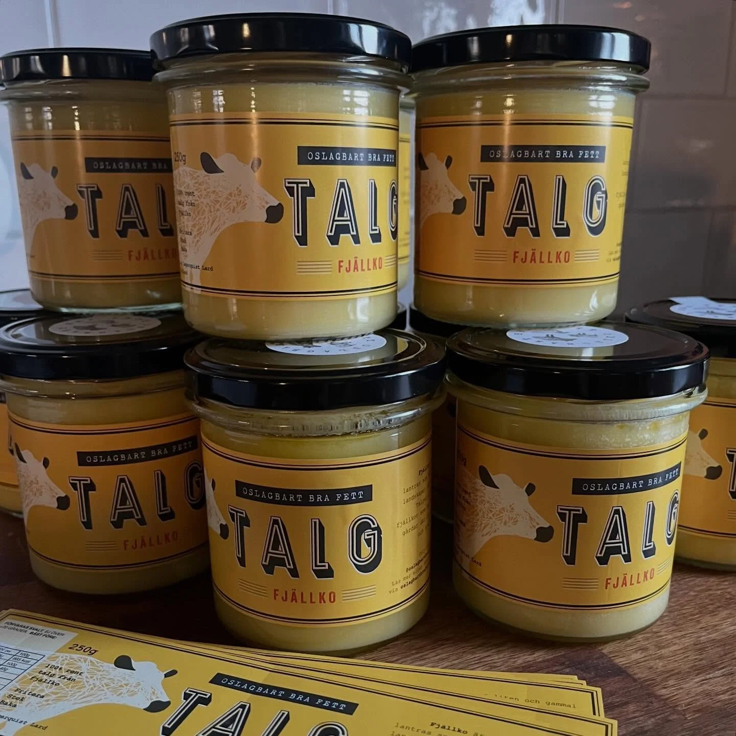 H&auml;r &auml;r den! F&ouml;rsta provbatchen med TALG FJ&Auml;LLKO. R&aring;vara kommer fr&aring;n fina @puttersjaus g&aring;rd p&aring; norra Gotland, d&auml;r korna betar i det karga landskapet och &auml;ter gr&auml;s, ris och buskar 🌿🐄☀️

Alla 