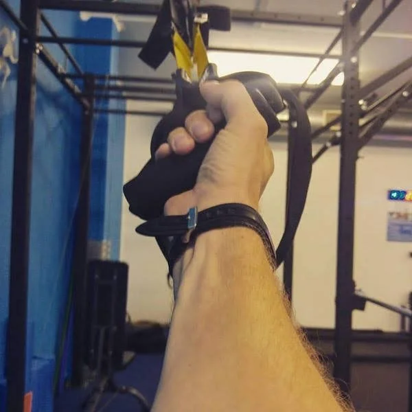 1 handed TRX row while in the gym